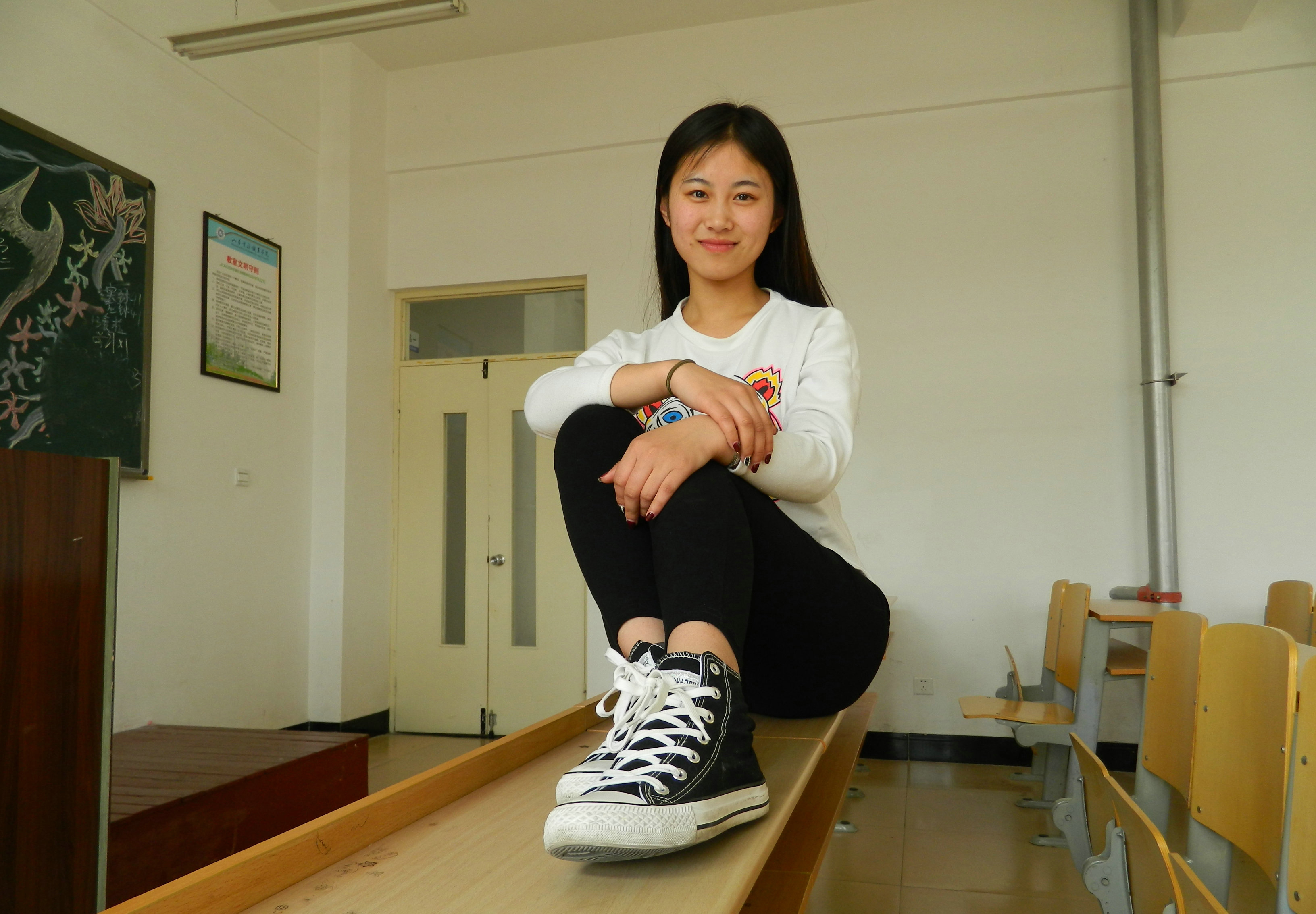 《学妹璐璐教室帆布鞋裸足》作品图