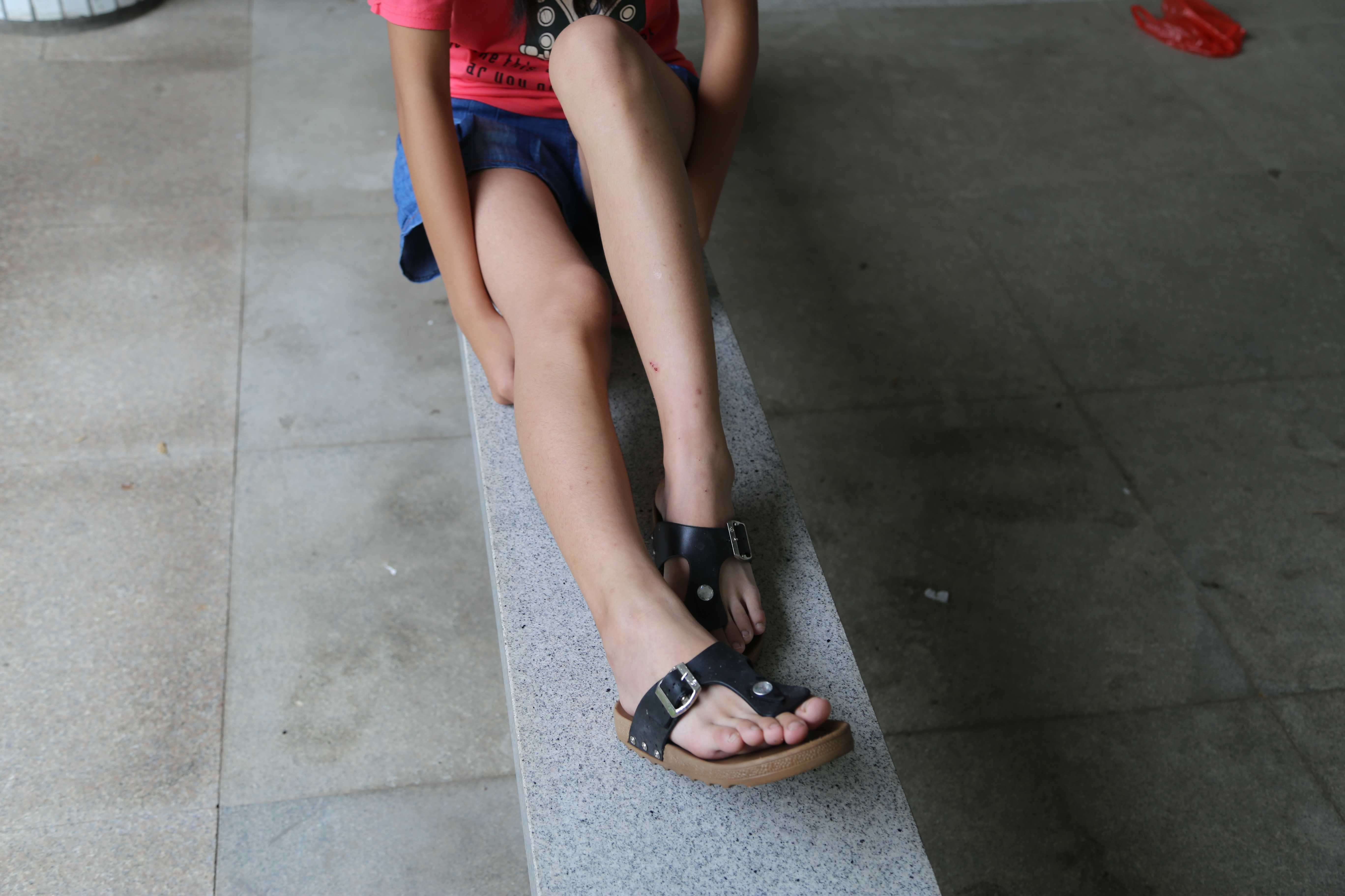 《小莹的凉拖脚丫》作品图