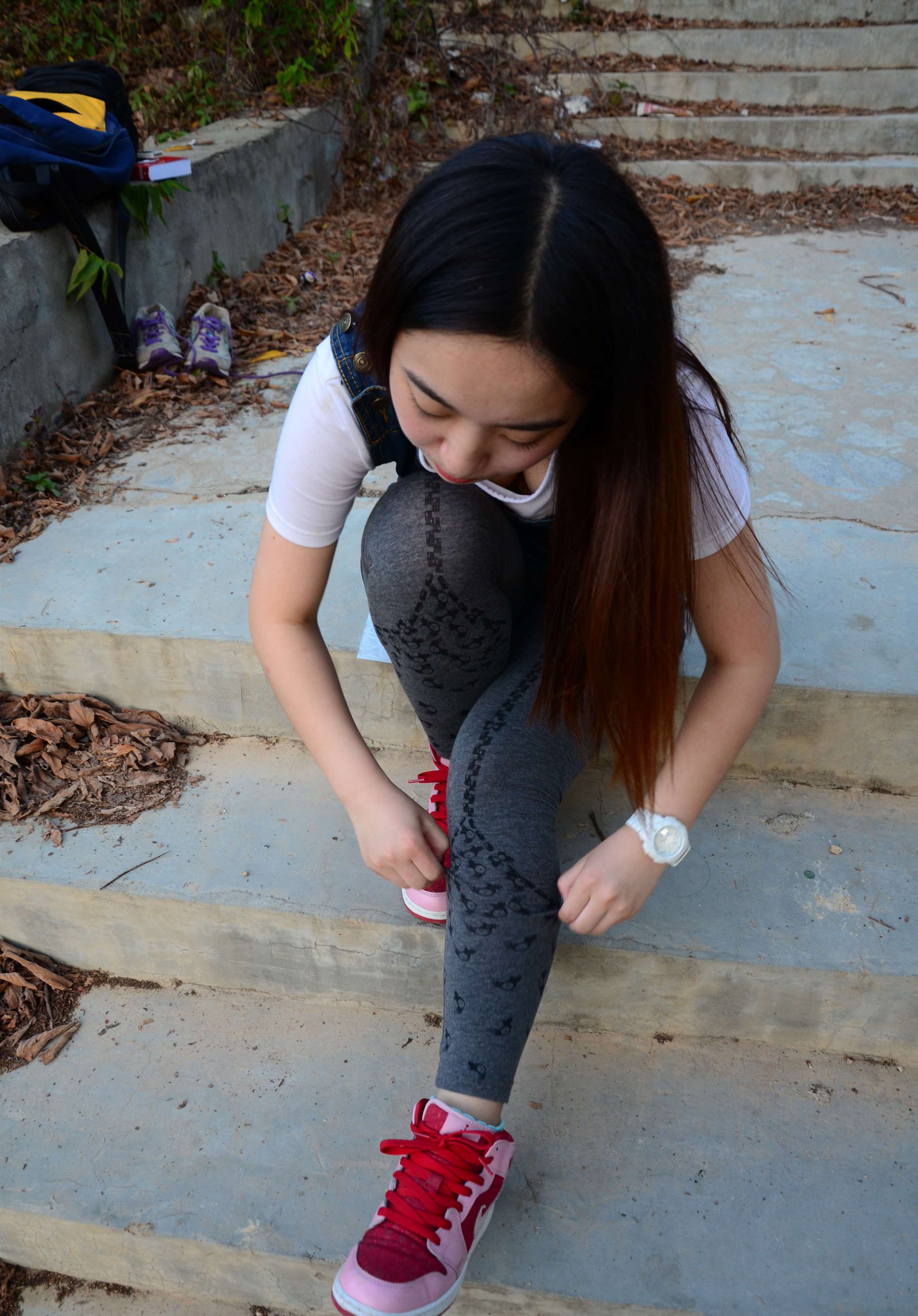 《板鞋の白棉袜脚》作品图