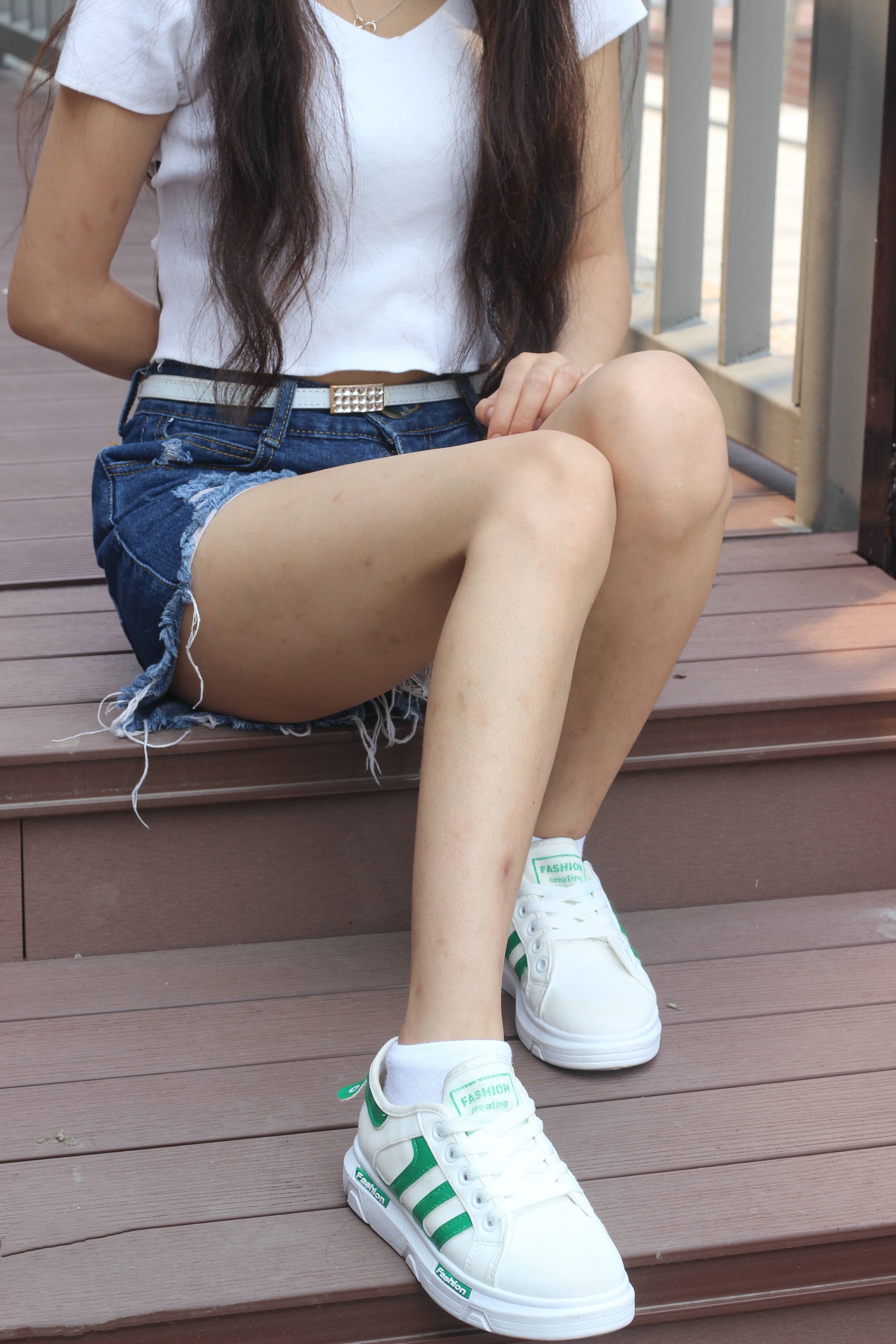 《热裤板鞋棉袜の裸足脚丫》作品图