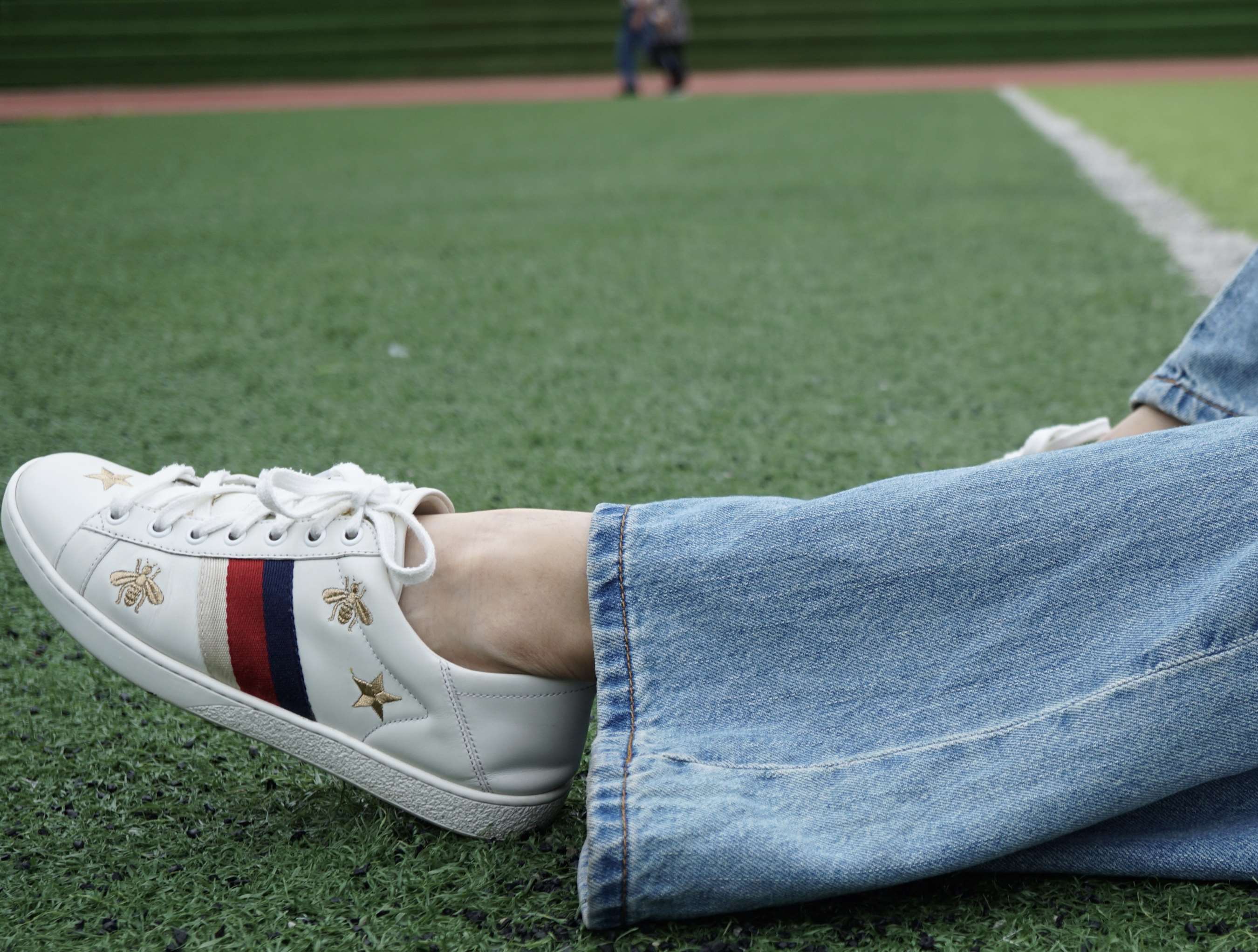 《操场学姐卷裤脚拍摄》作品图