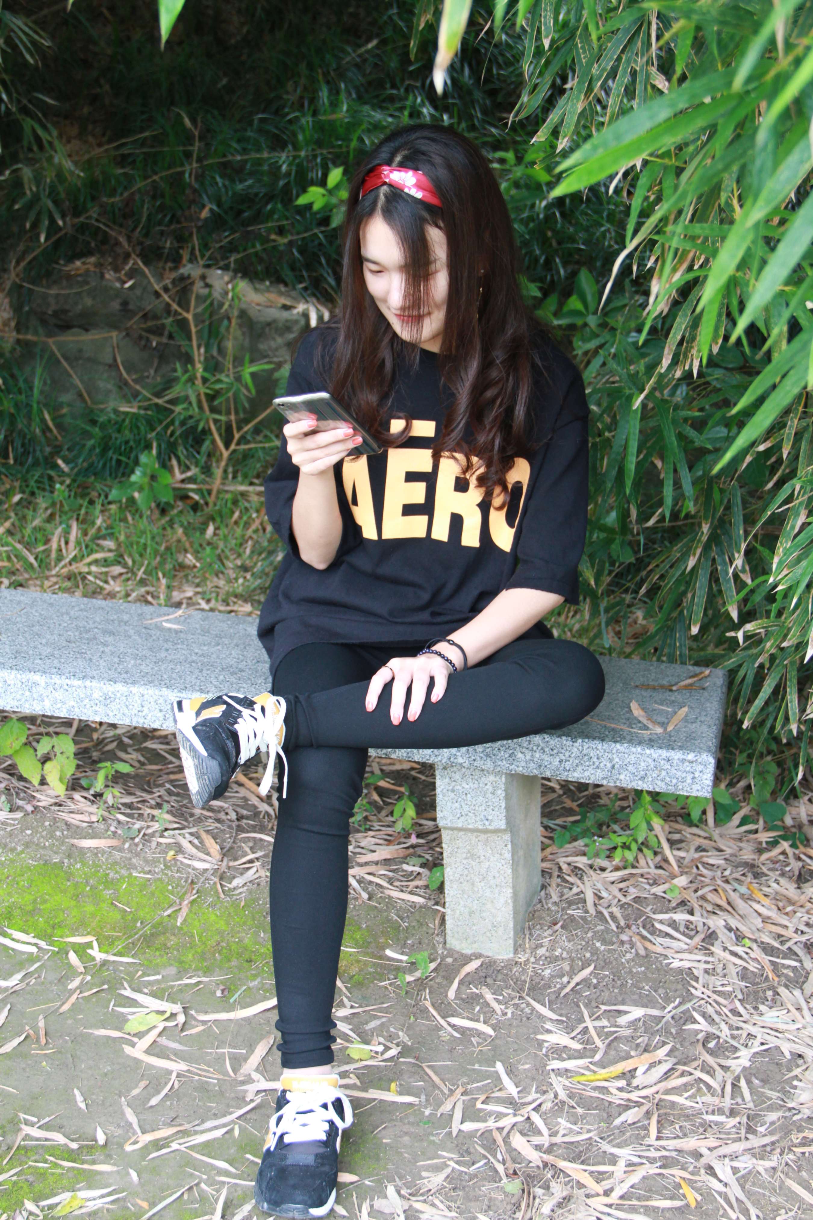 《刚刚上完体育课师妹从运动鞋脱出的丝足》作品图