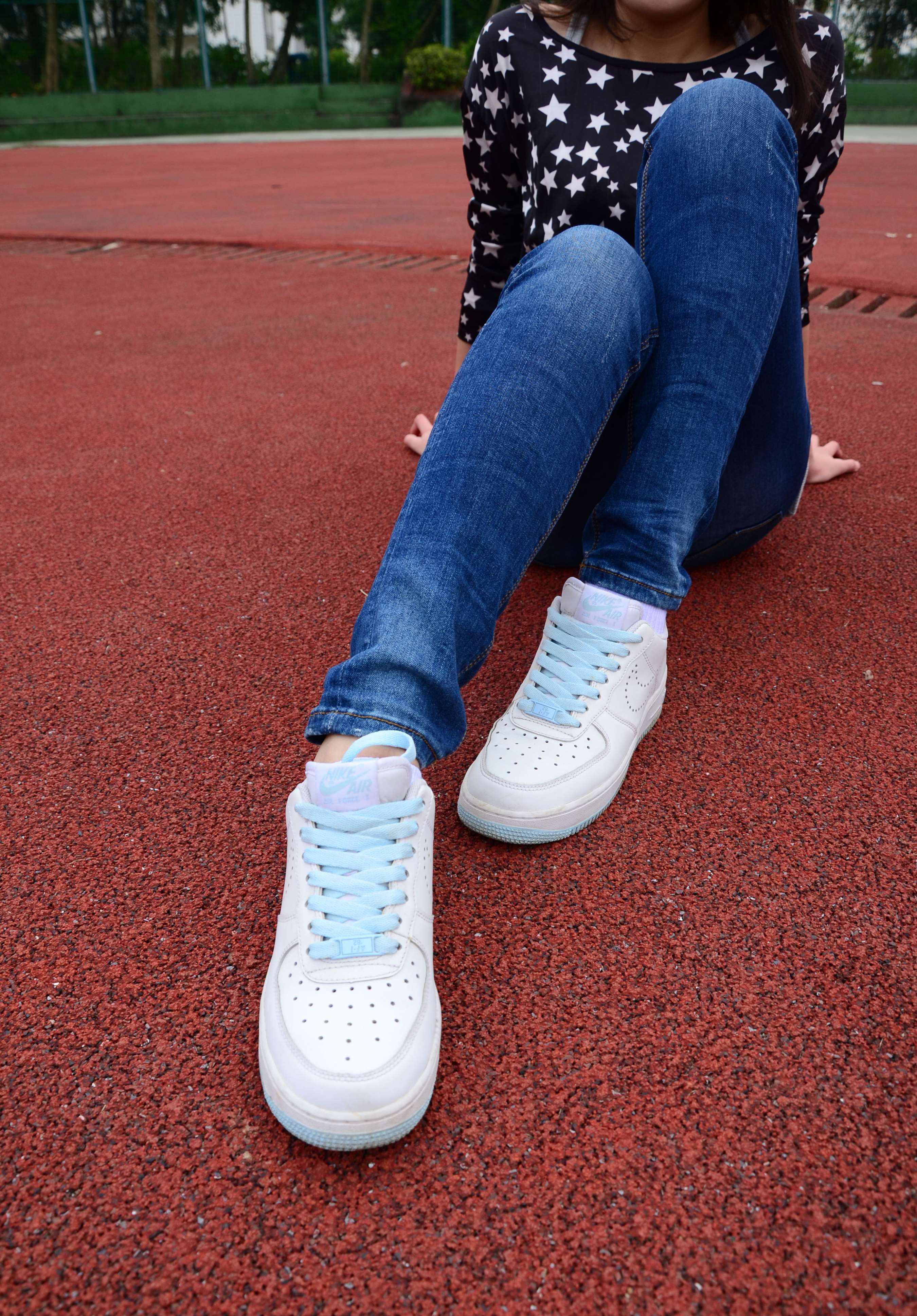 《操场牛仔板鞋の棉袜脚》作品图