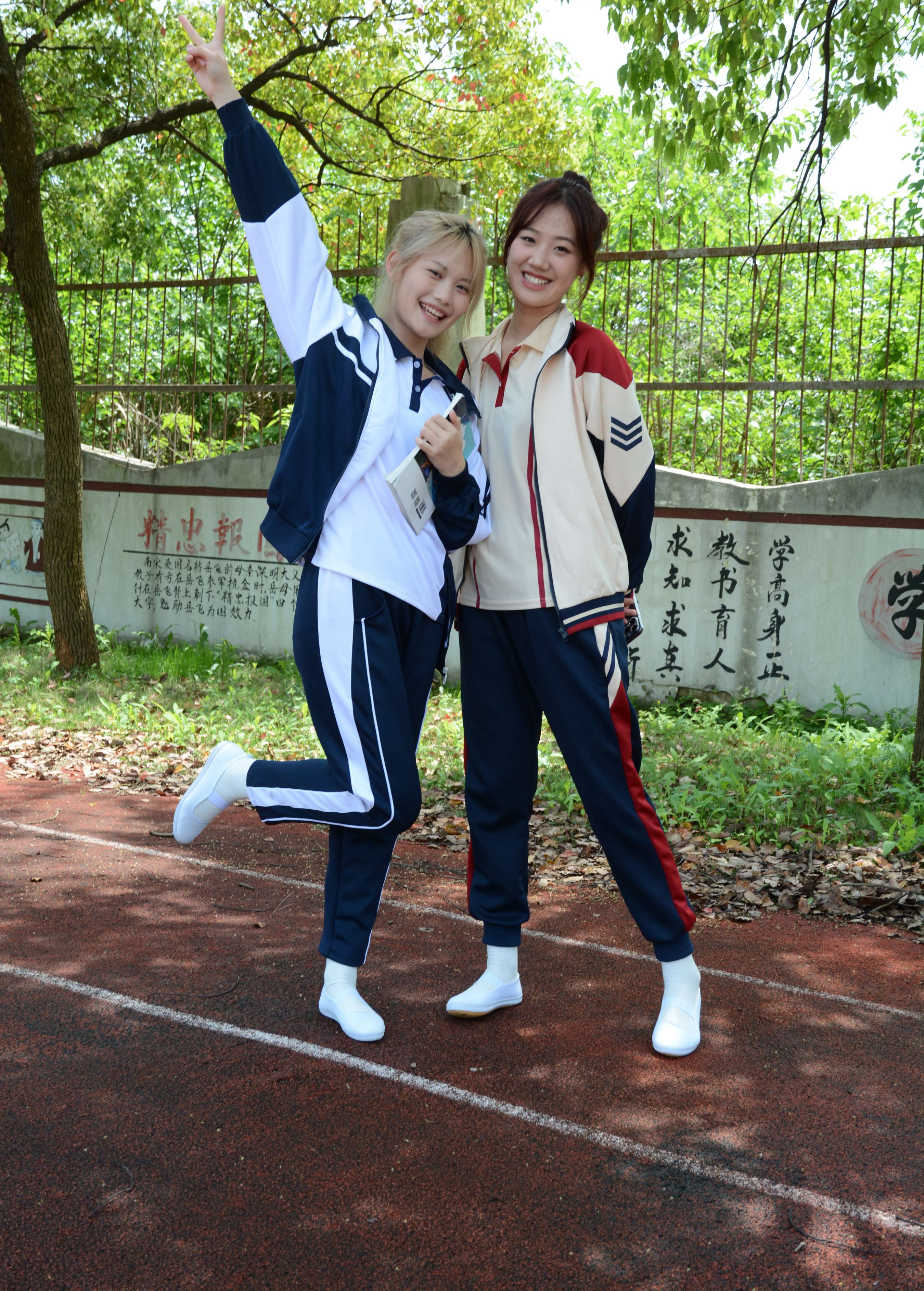 《幺幺、菲菲 再忆童年》作品图