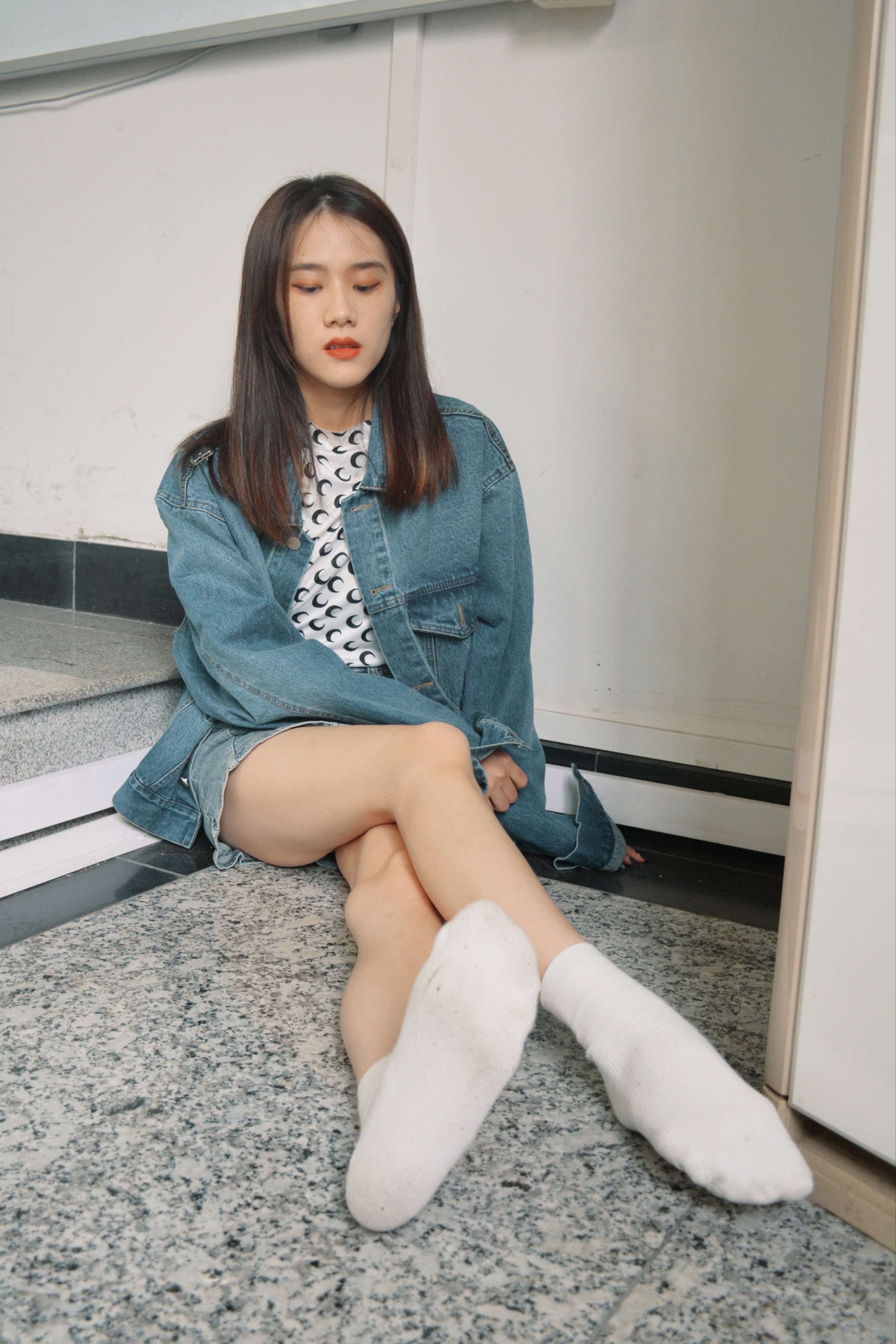 《教学楼学姐棉袜脚丫》作品图