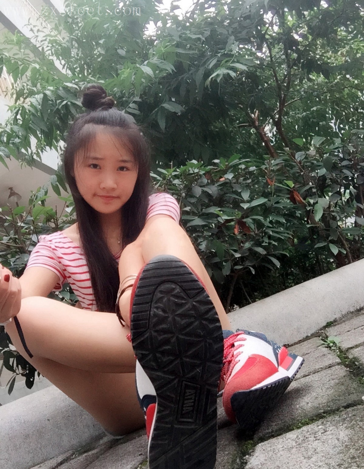 《夏季街边的自拍》作品图