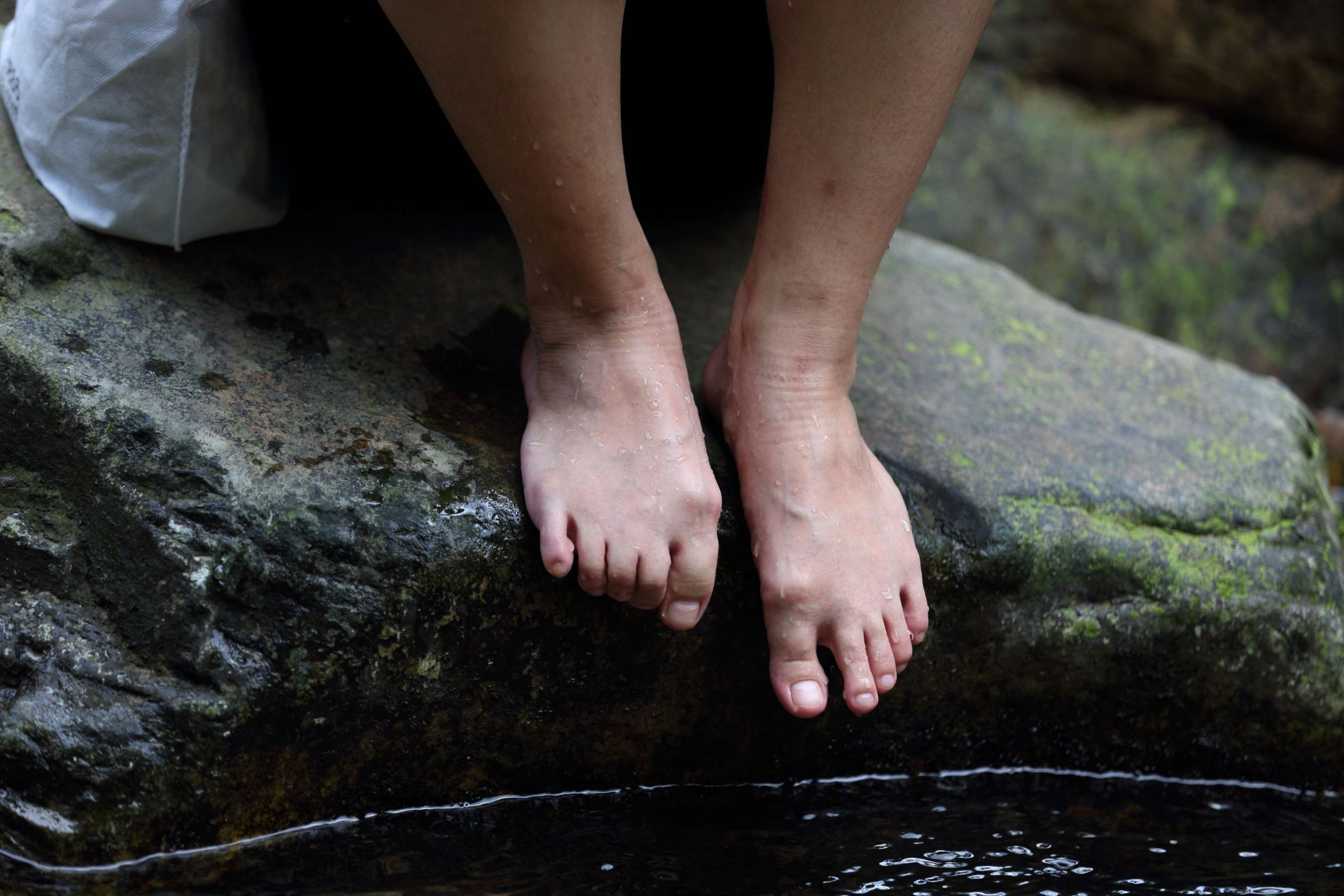 《两清纯美女生脱鞋袜露性感美脚》作品图