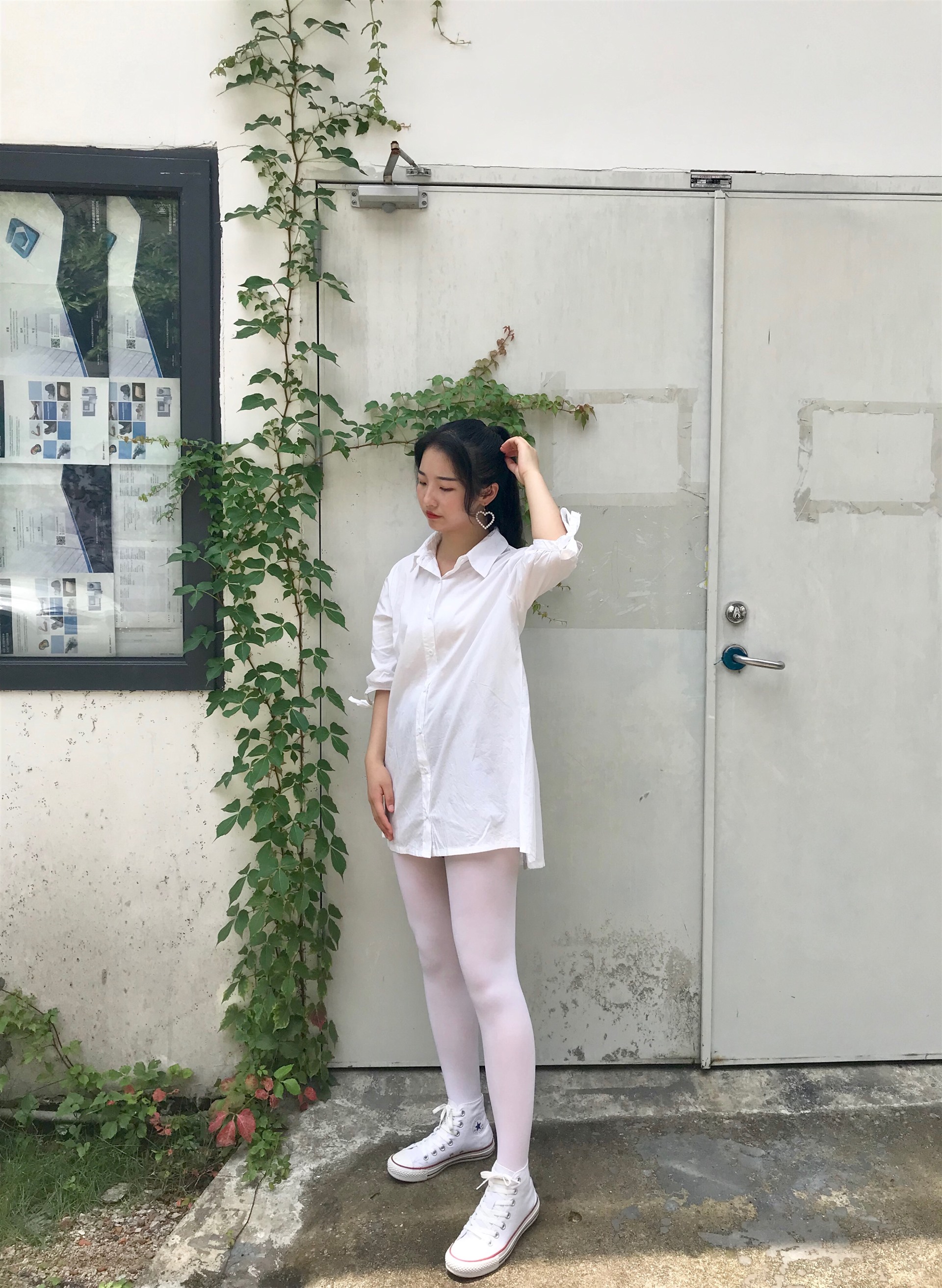 《小姐姐的帆布鞋の长白丝袜脚丫+视频1个》作品图