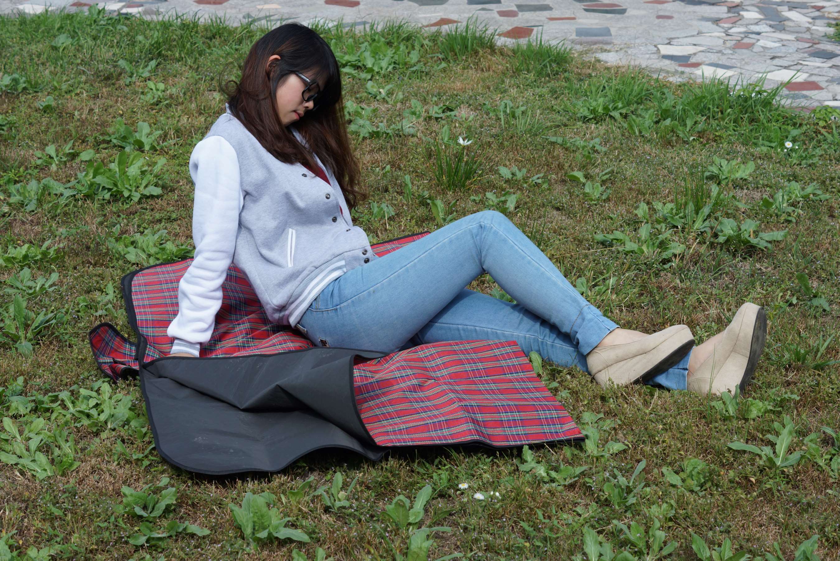 《大学生眼镜妹妹草地秀足》作品图