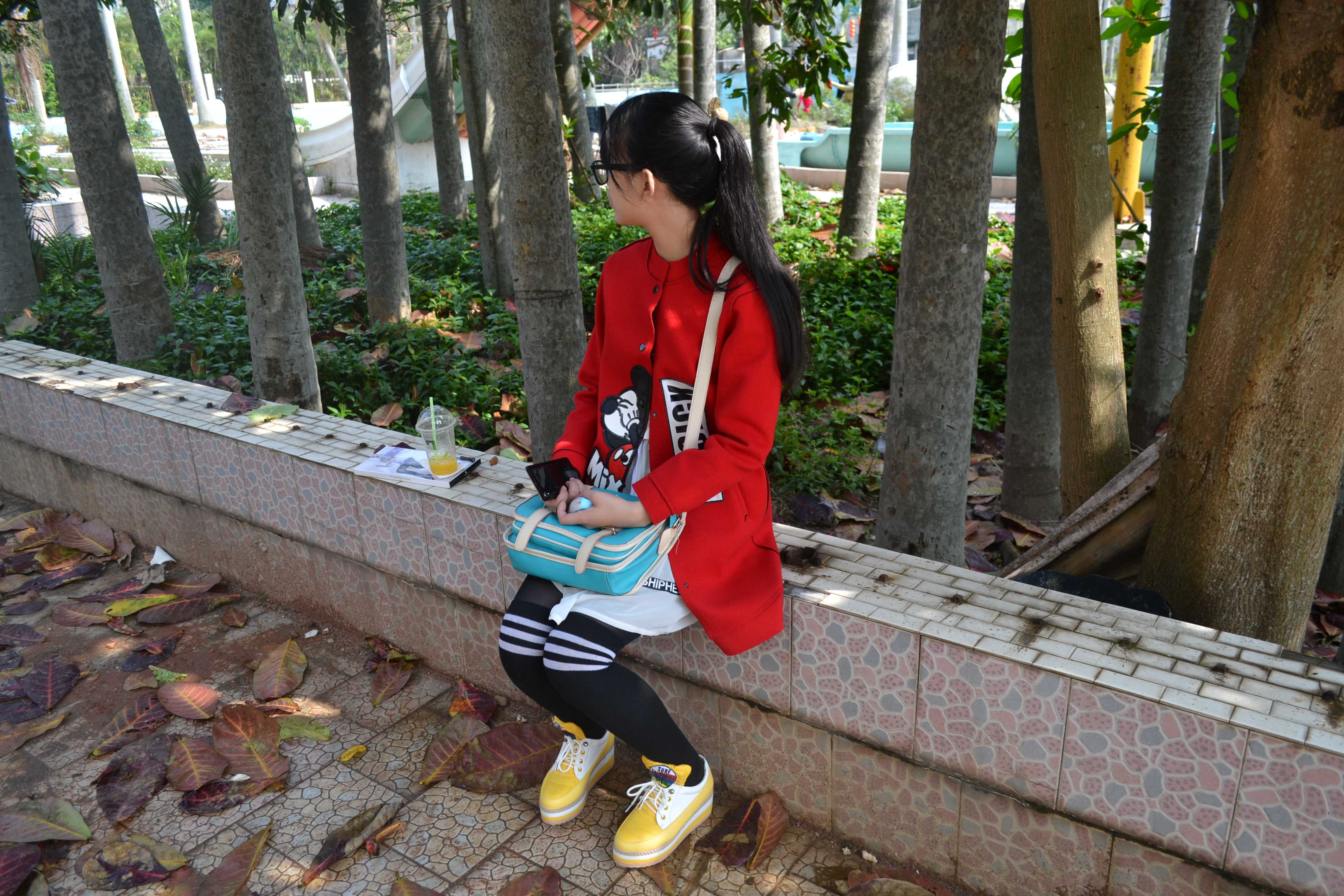 《大二眼镜学妹户外黑丝袜脚》作品图