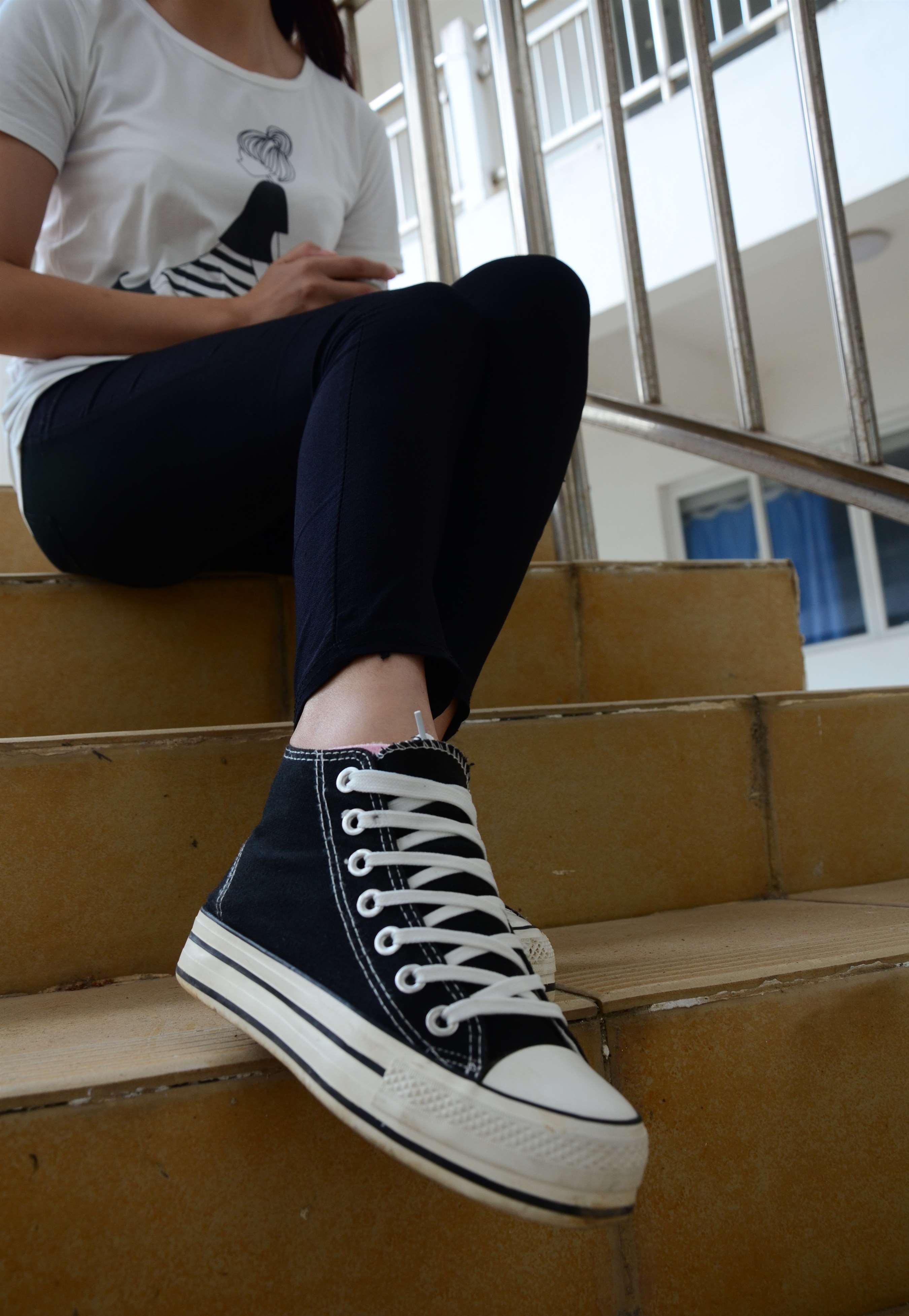 《教学楼道上的帆布鞋の棉袜脚》作品图