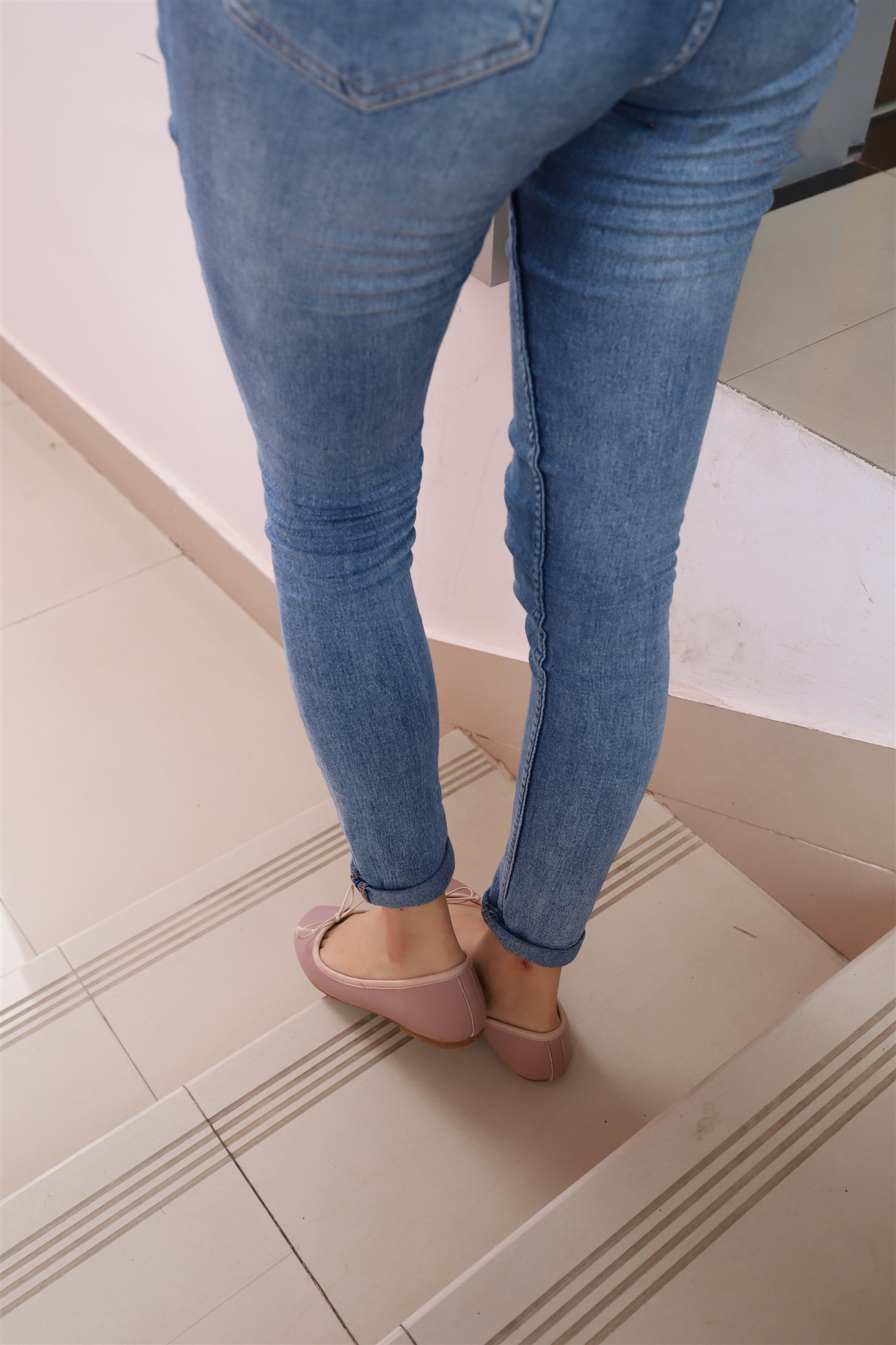 《紧身牛仔の裸足女生》作品图