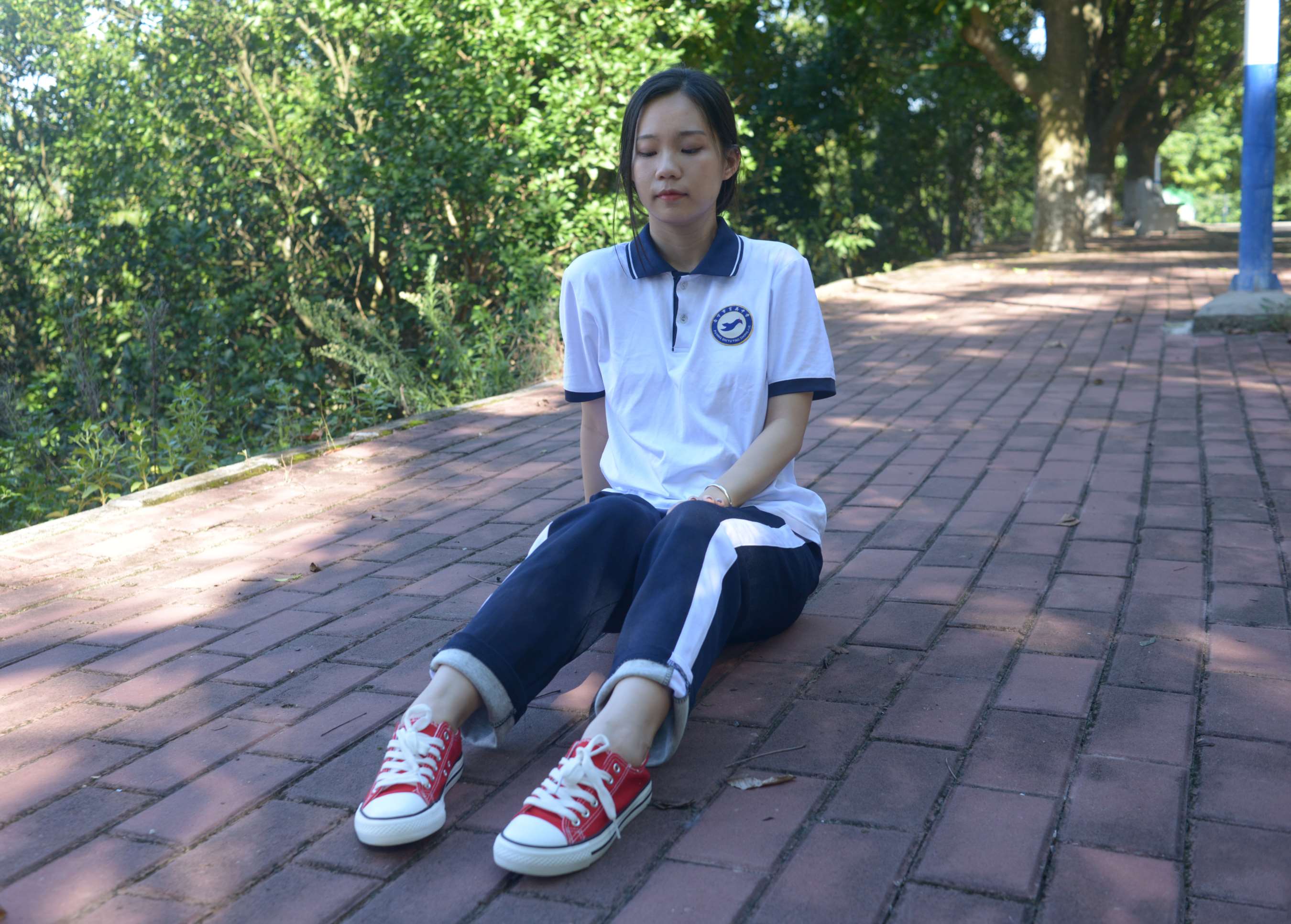 《少女校服帆布鞋の船袜脚》作品图