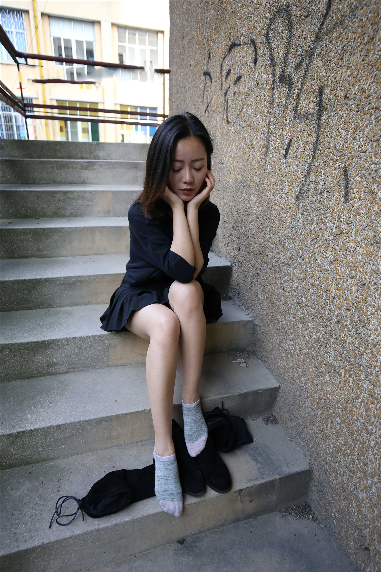 《黑色连衣裙棉袜の裸足脚丫》作品图