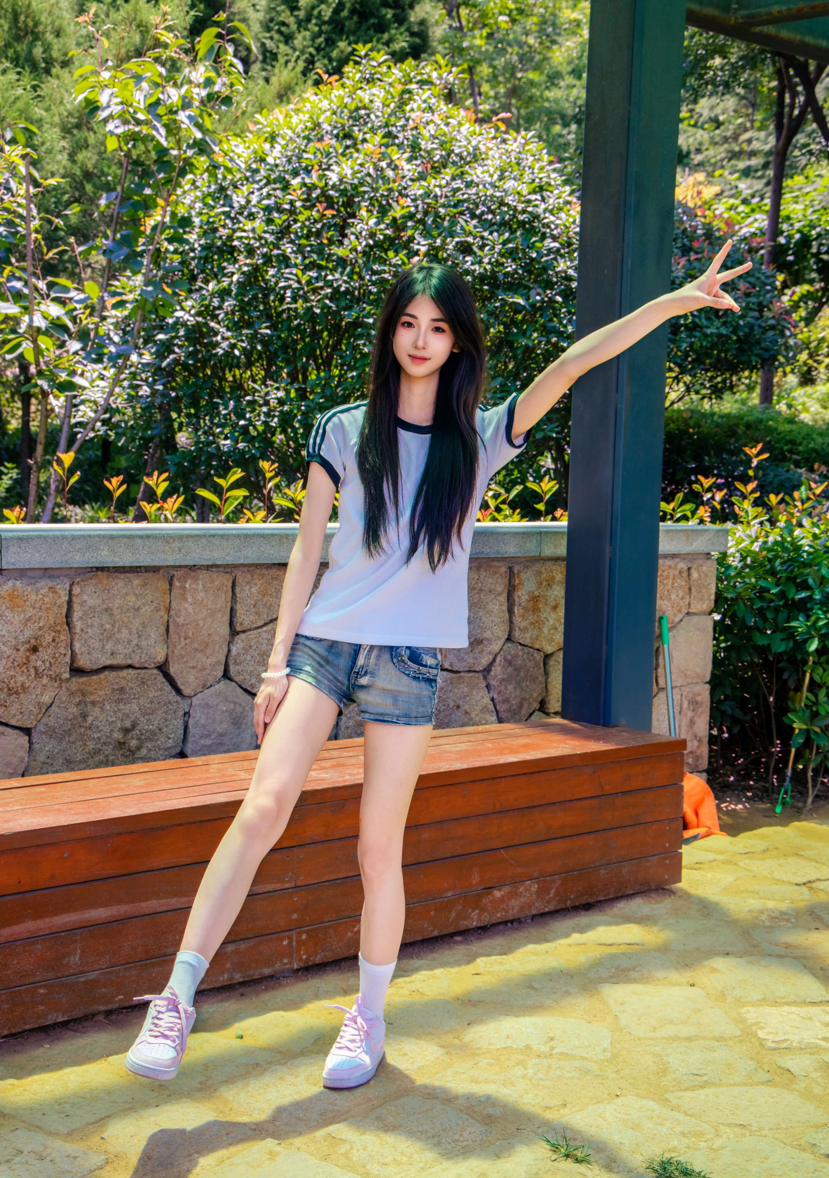 《小瑶 板鞋の棉袜美脚》作品图