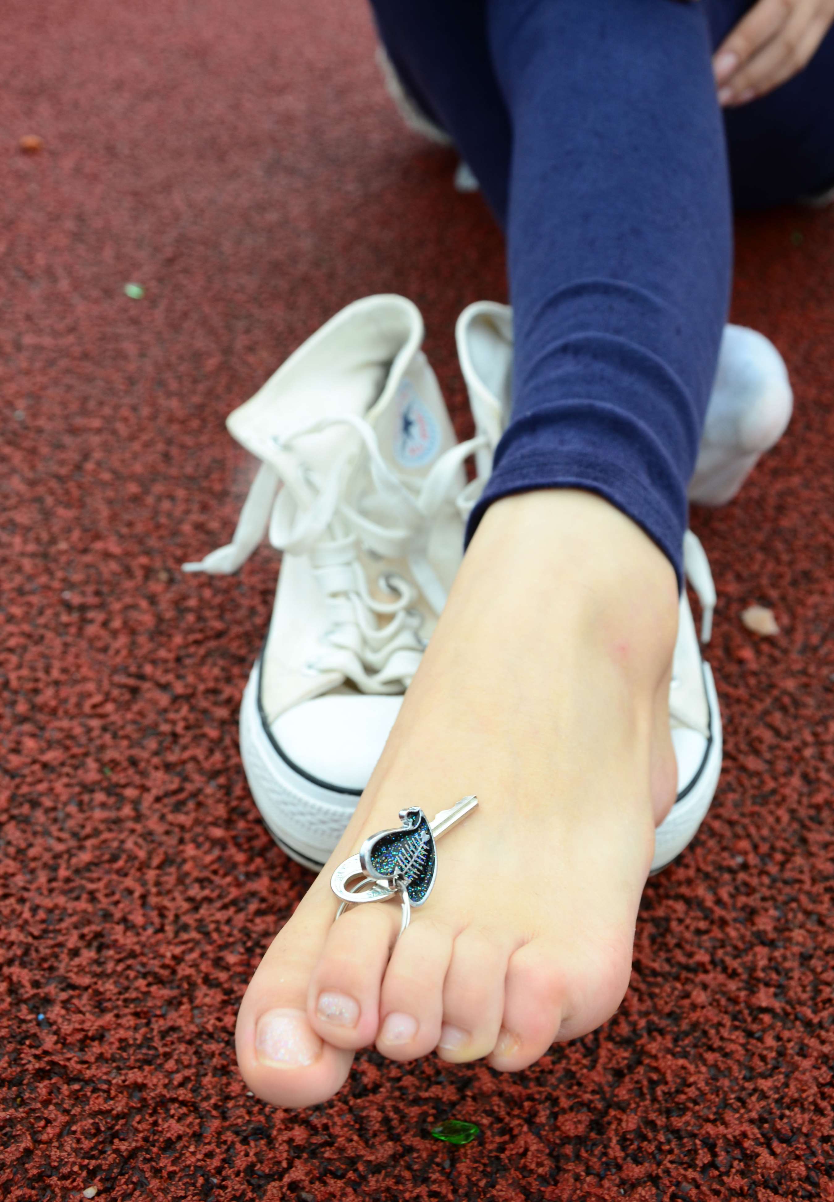 《白帆布鞋の棉袜脚》作品图