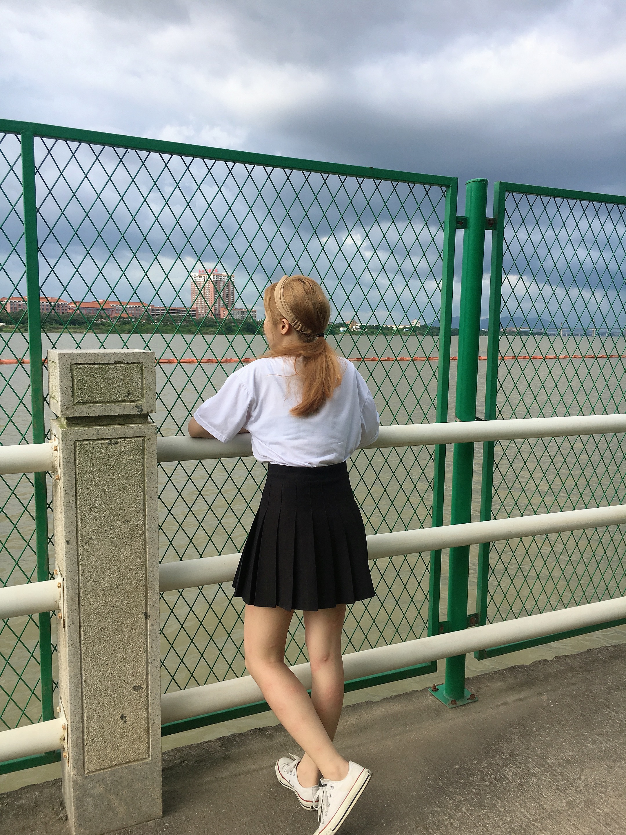 《裸足穿帆布鞋》作品图