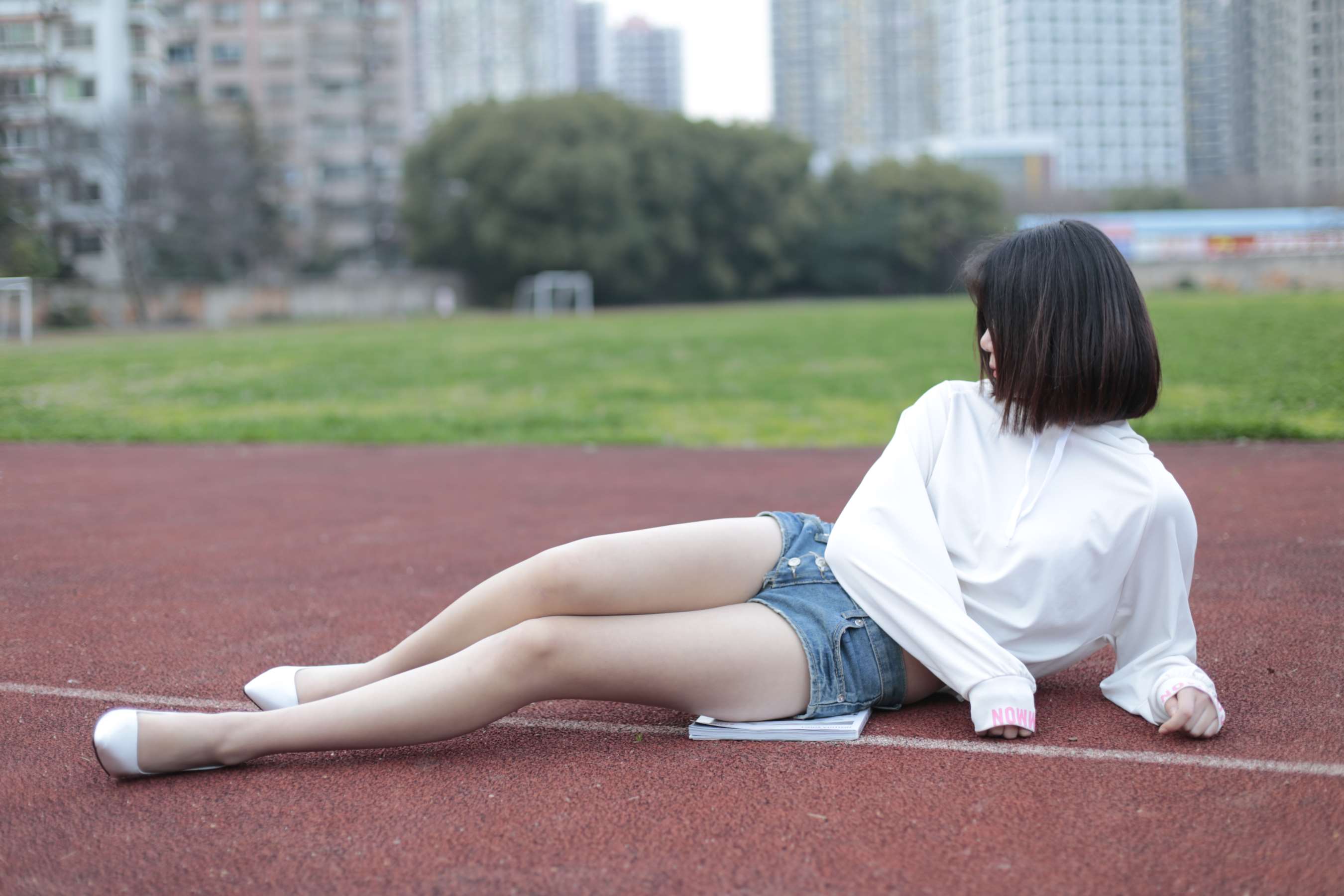 《喵璃-穿过运动场的青春气息》作品图