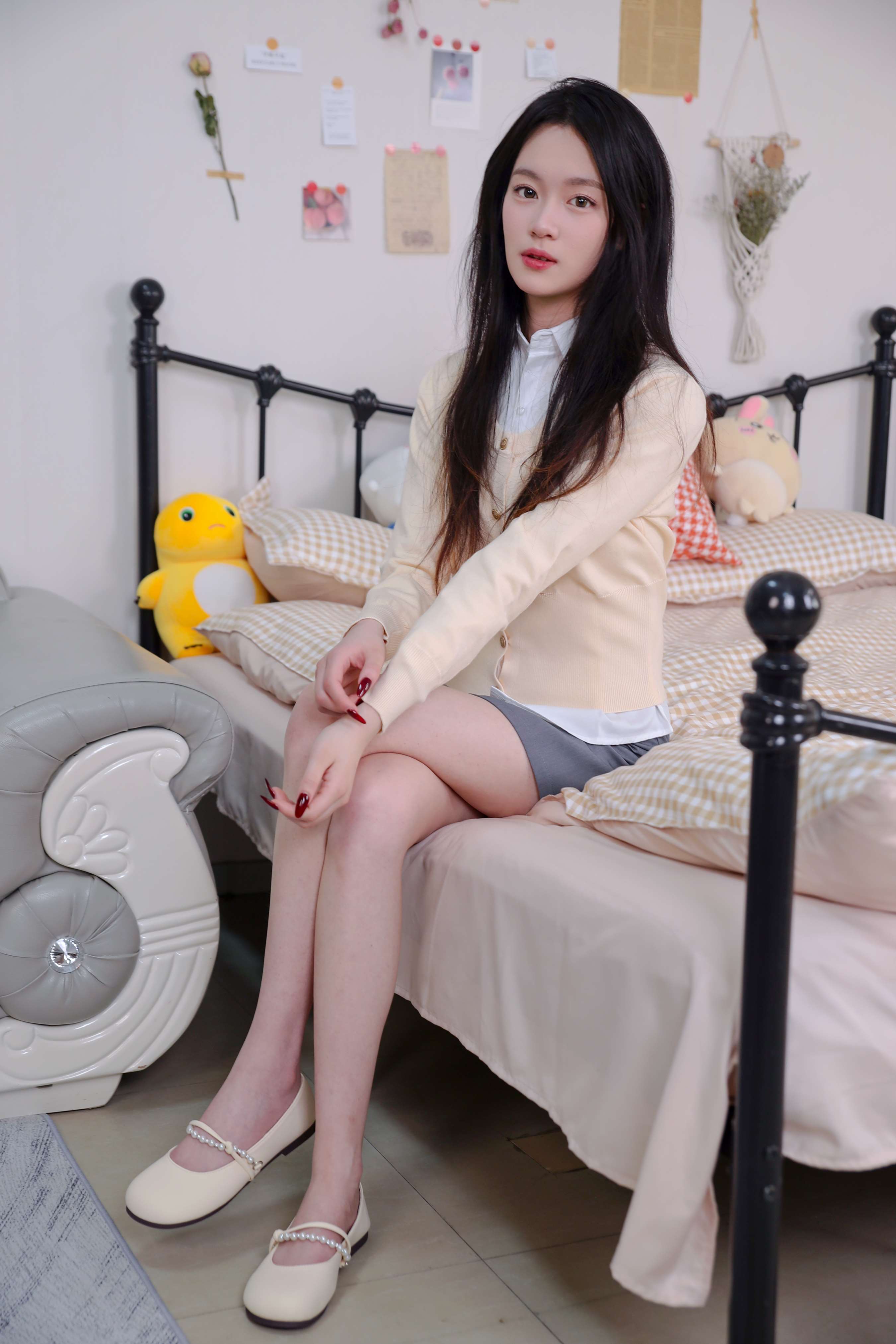 《小艺 学院风刨衫棉袜の嫩足》作品图