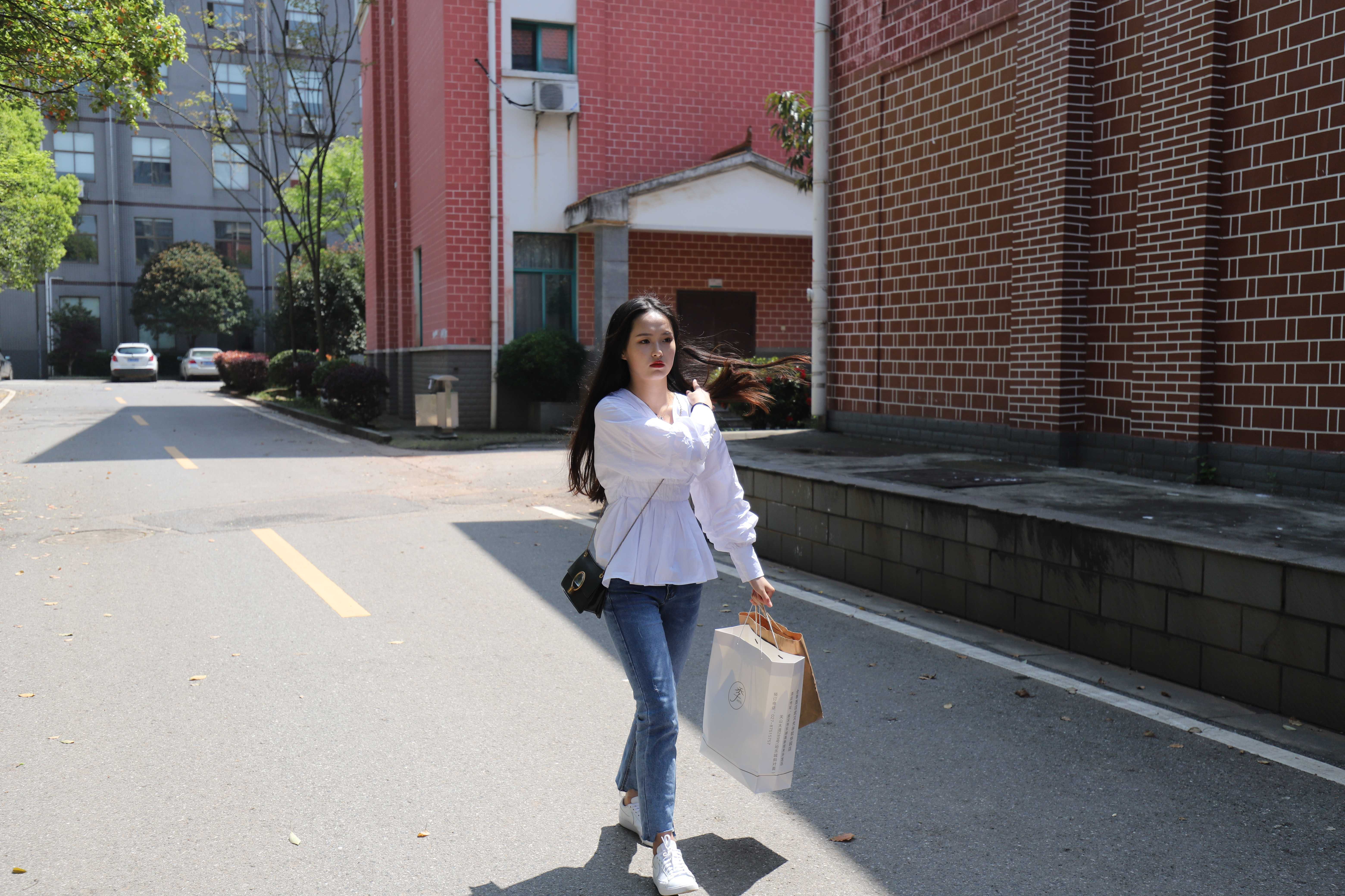 《公园阶梯板鞋丝袜脚》作品图