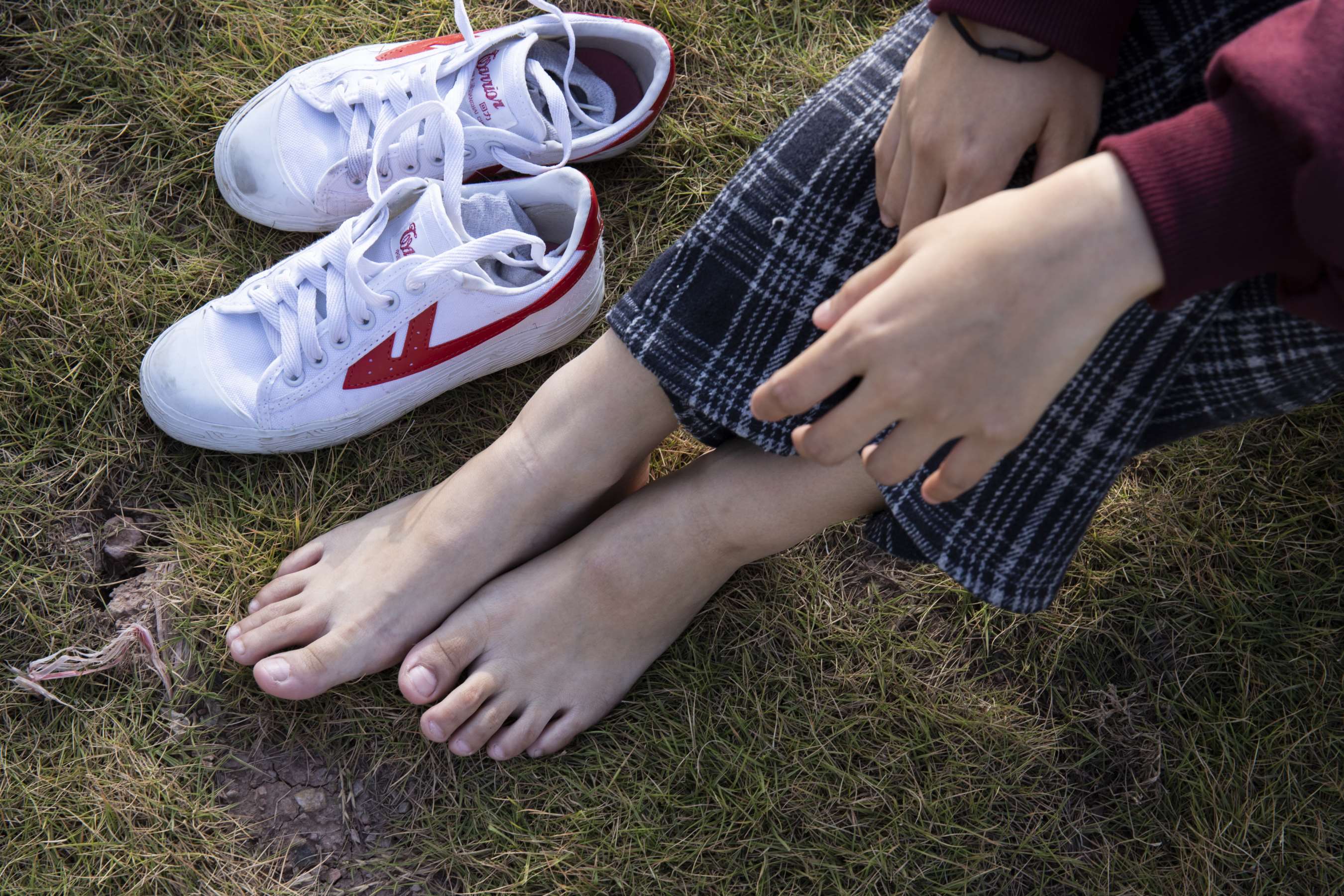 《晓晓师妹草地脚丫》作品图