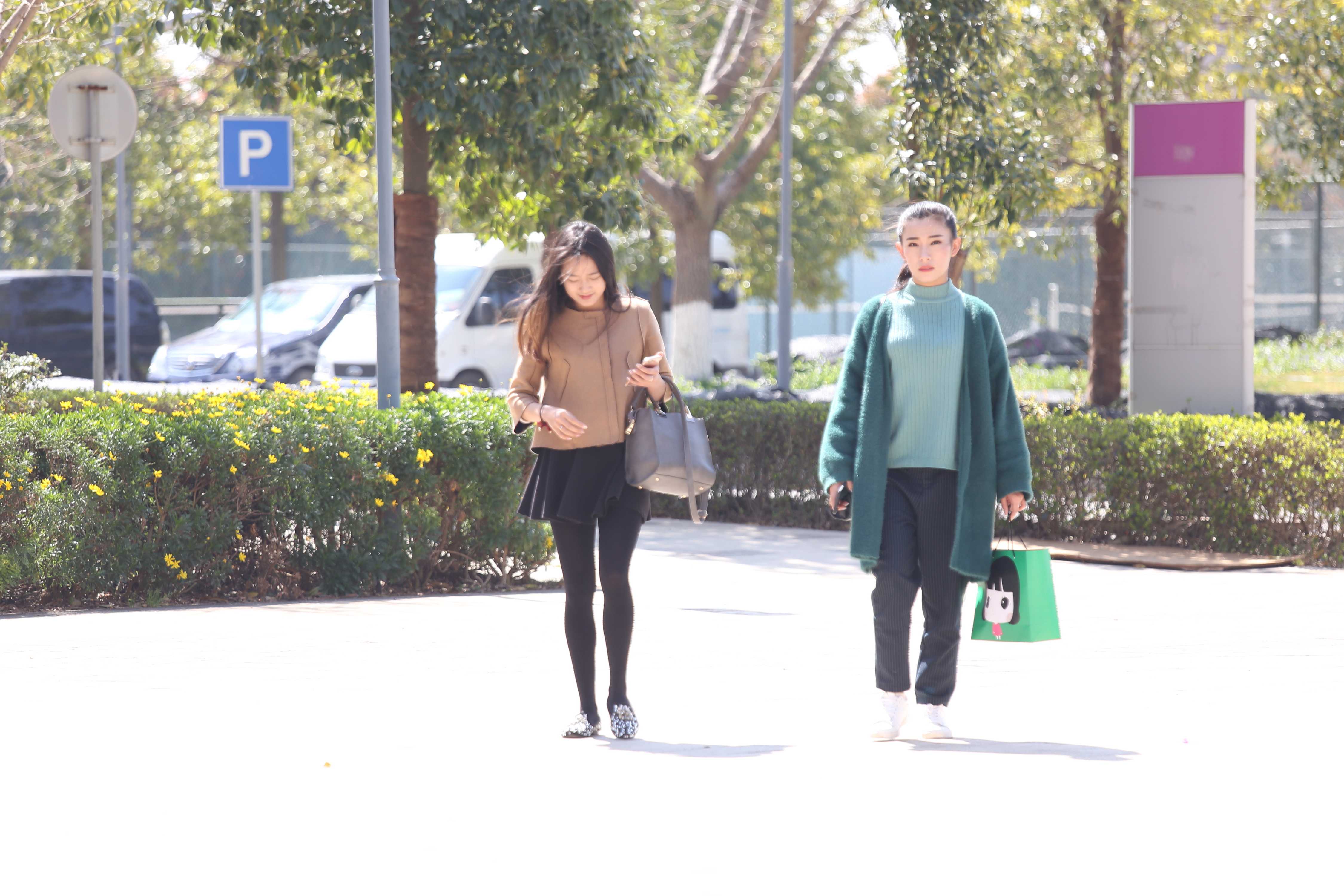 《两小姐姐操场上练舞》作品图