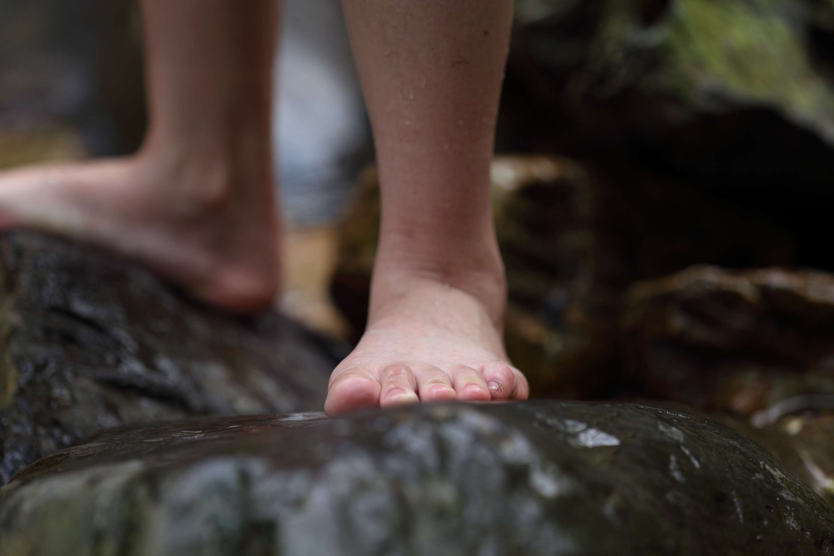 《清纯可爱的两位戴帽美女生 脱掉鞋袜露出脚》作品图