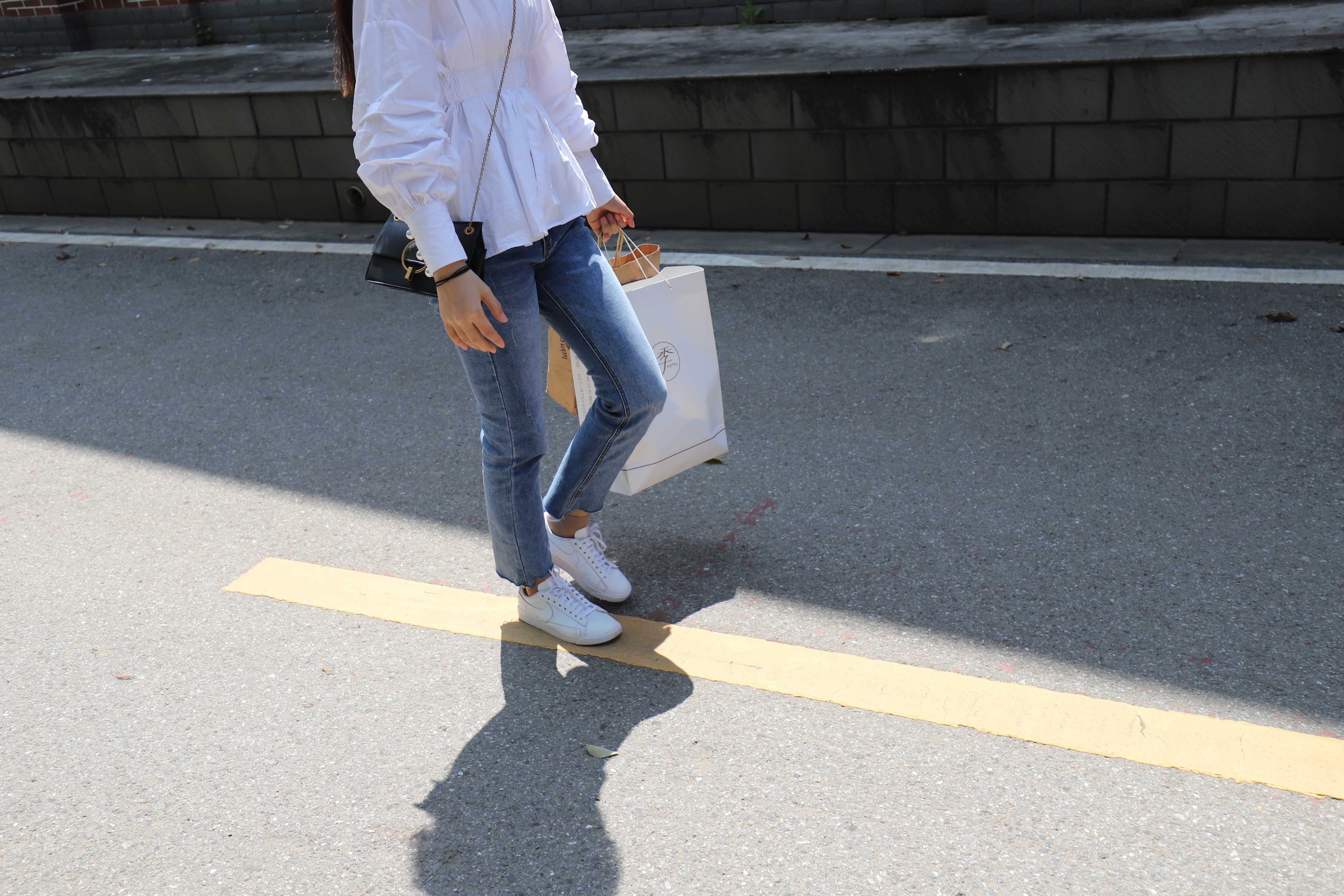 《公园阶梯板鞋丝袜脚》作品图