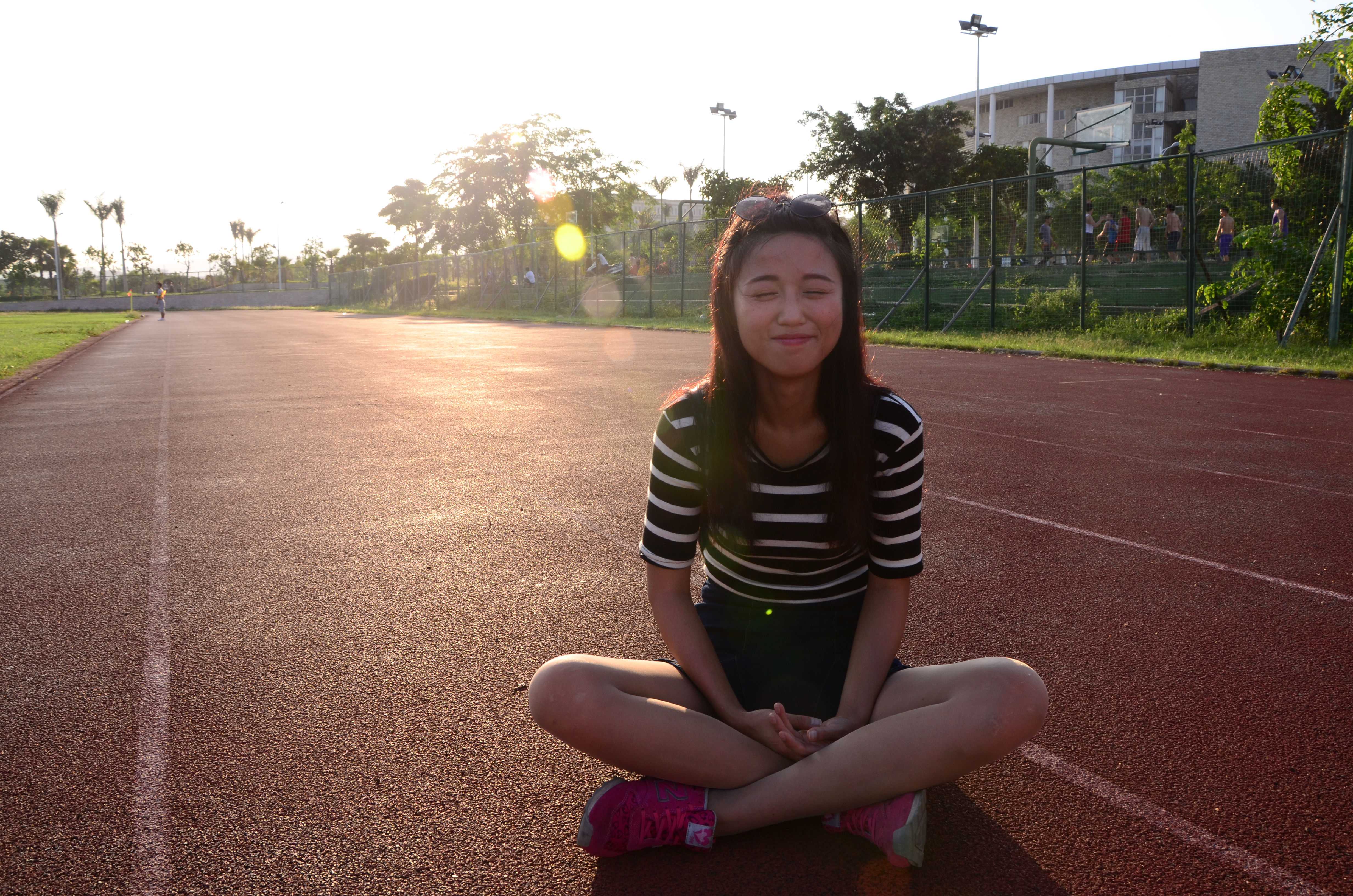 《操场上运动后的锦袜》作品图