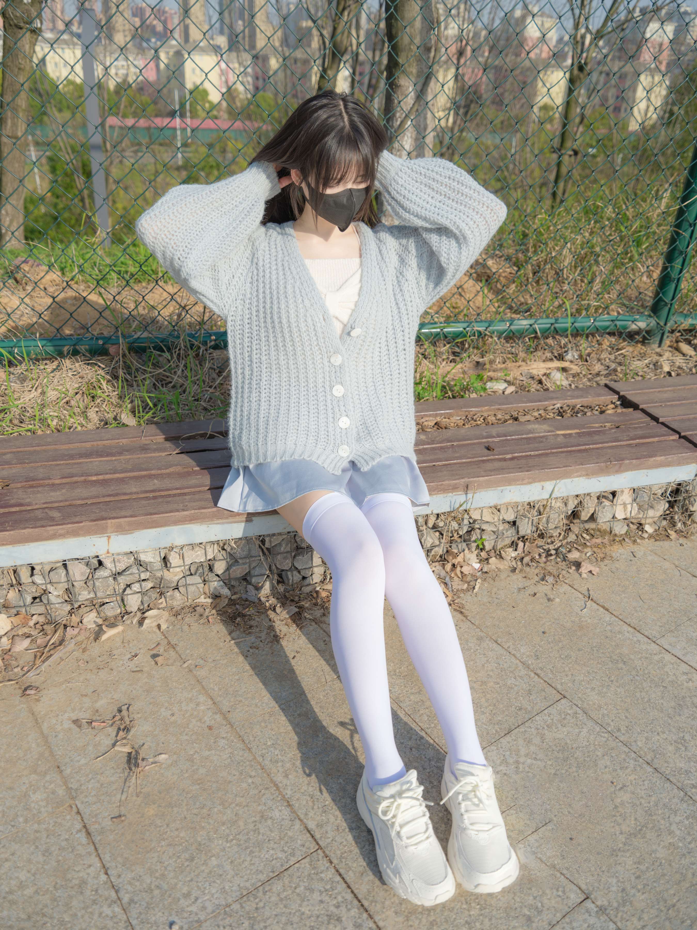 《毛衣少女运动鞋の白丝脚丫》作品图