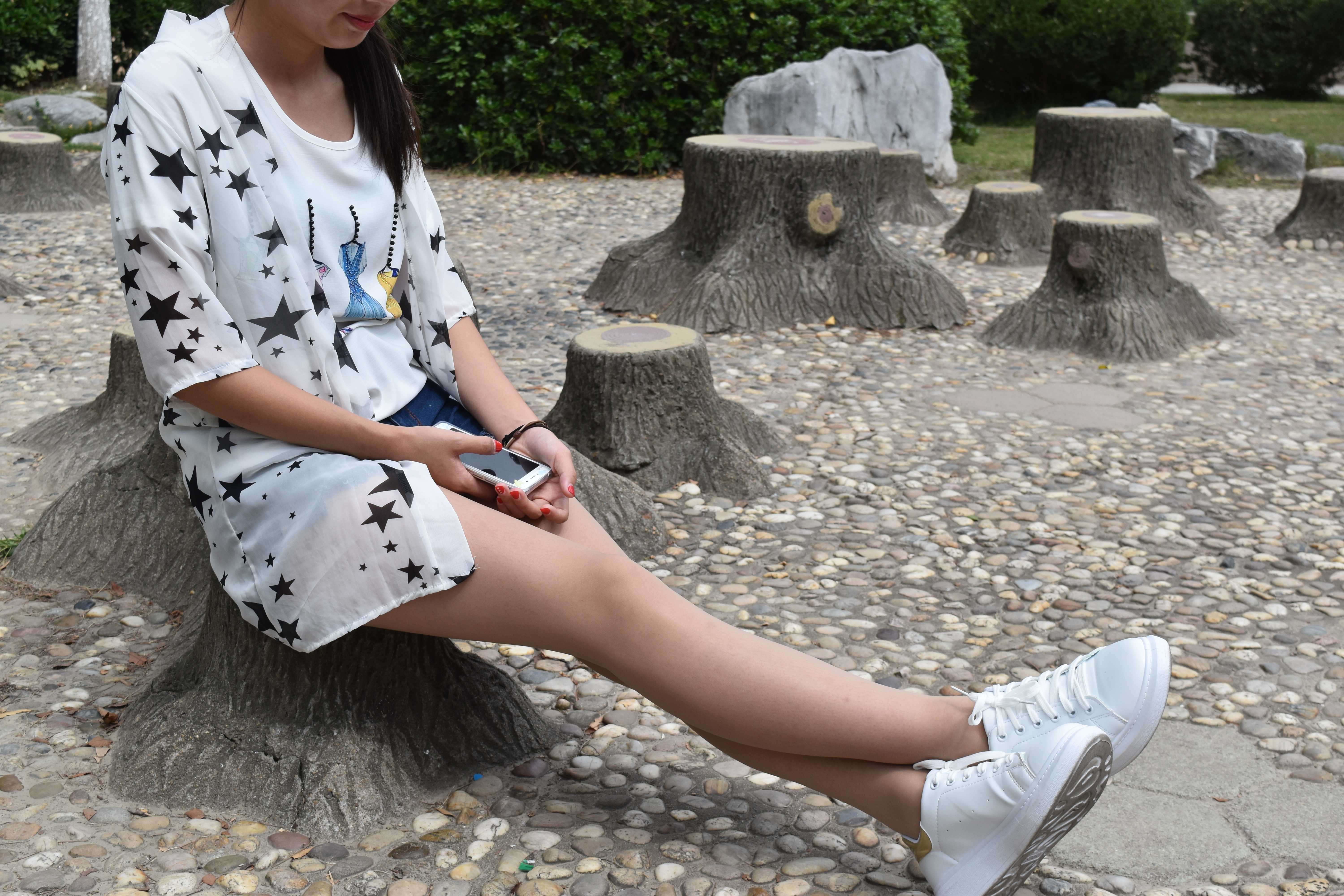 《大一学妹肉丝公园约拍》作品图