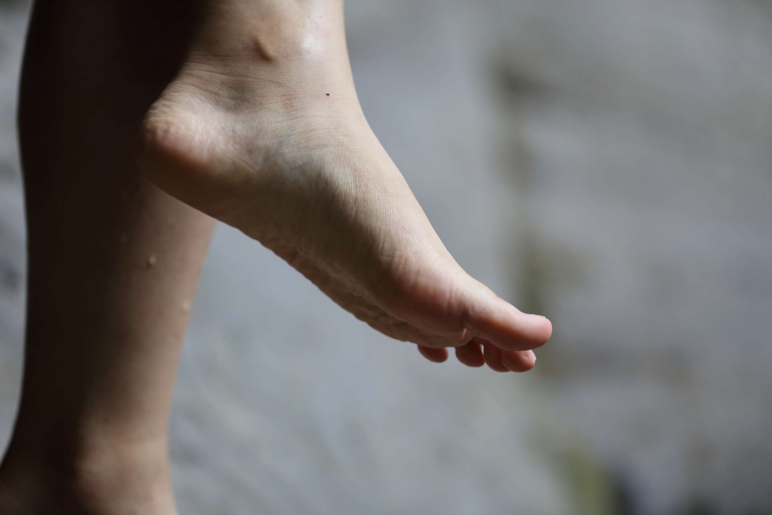 《两位20岁超美清纯-女生-，脚超漂亮，勾魂的玉趾》作品图