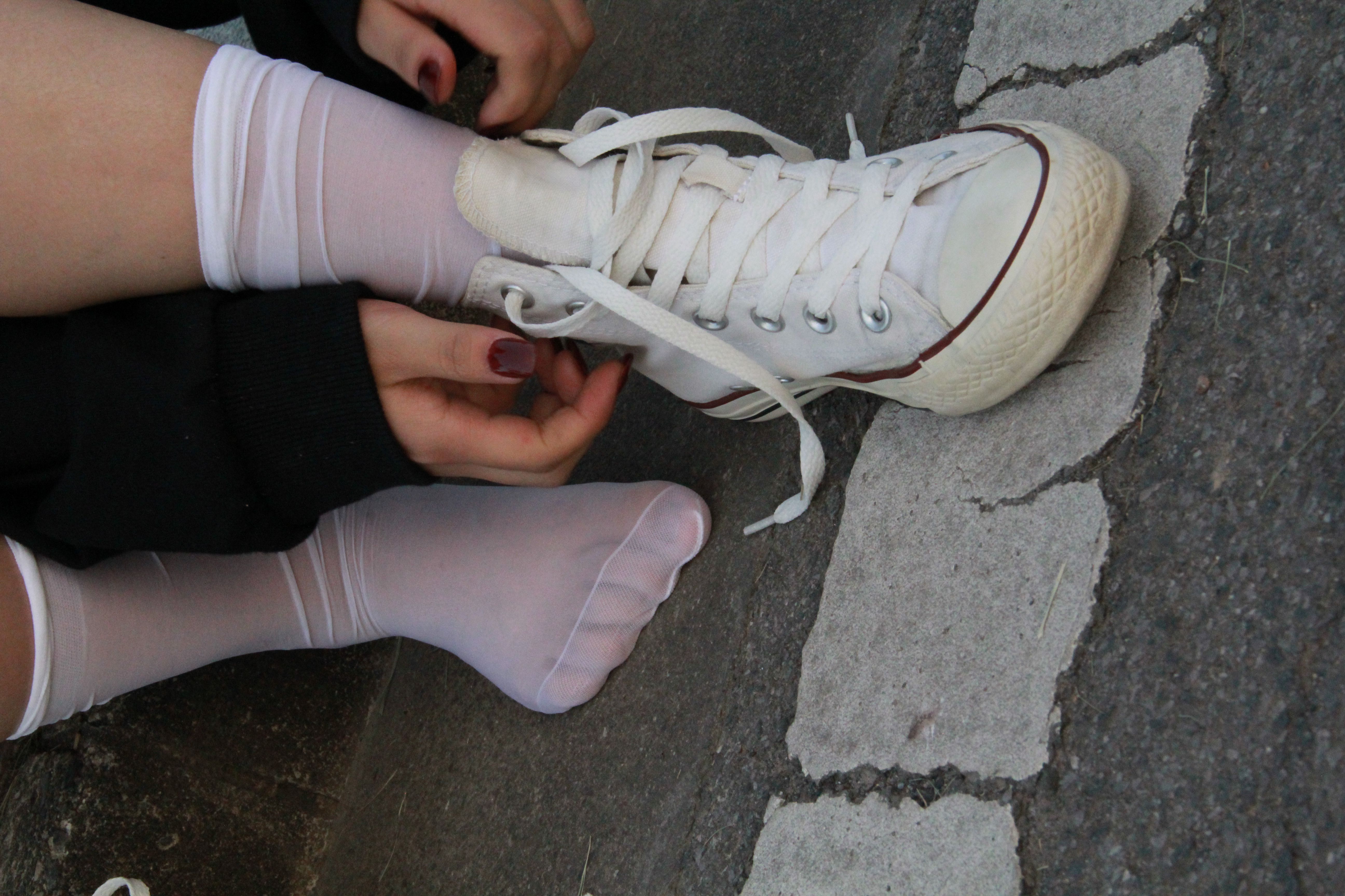 《小姐姐短丝高帮白黄匡威》作品图