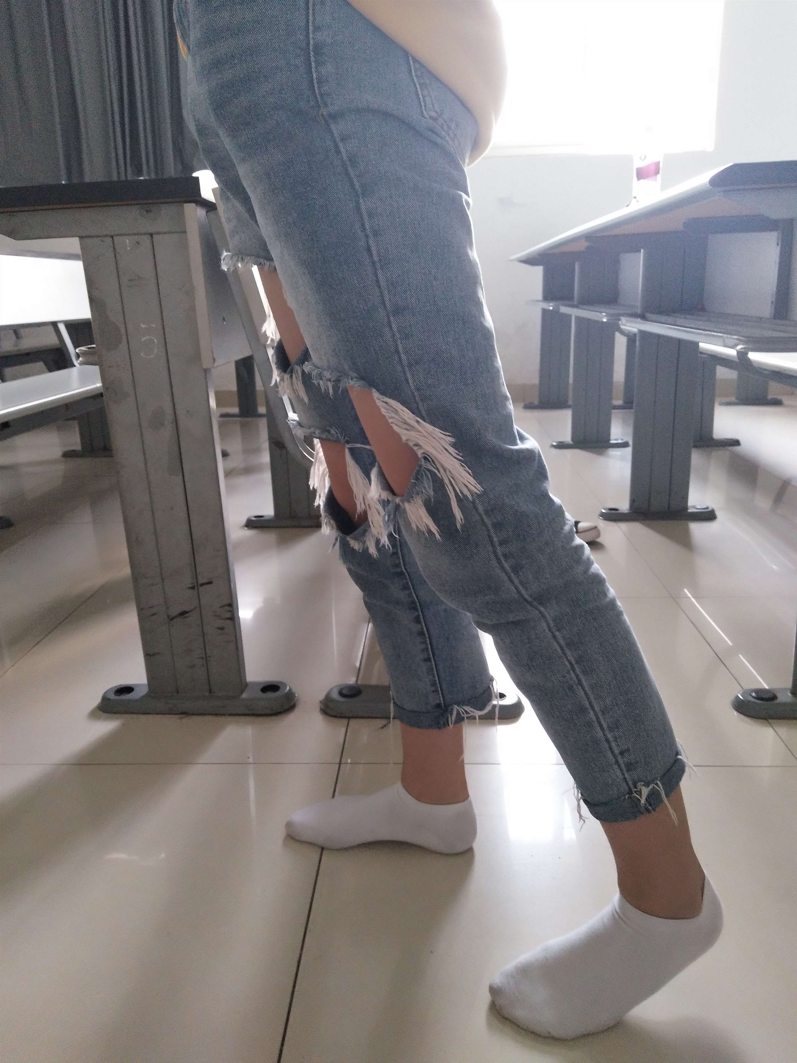 《教室脏白棉袜脚》作品图