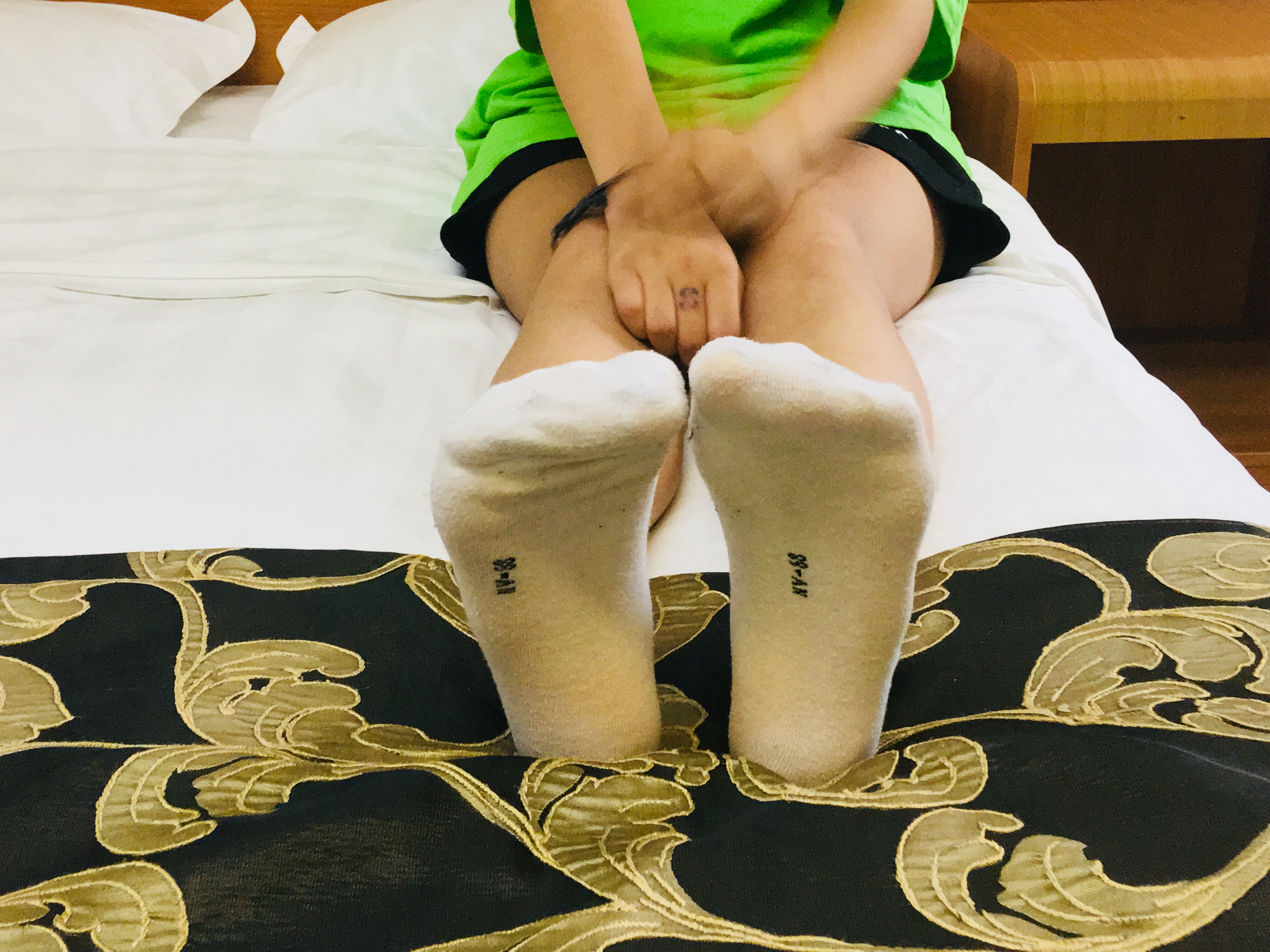 《刚逛完街的闺蜜俩 两双汗味脚丫一起玩》作品图