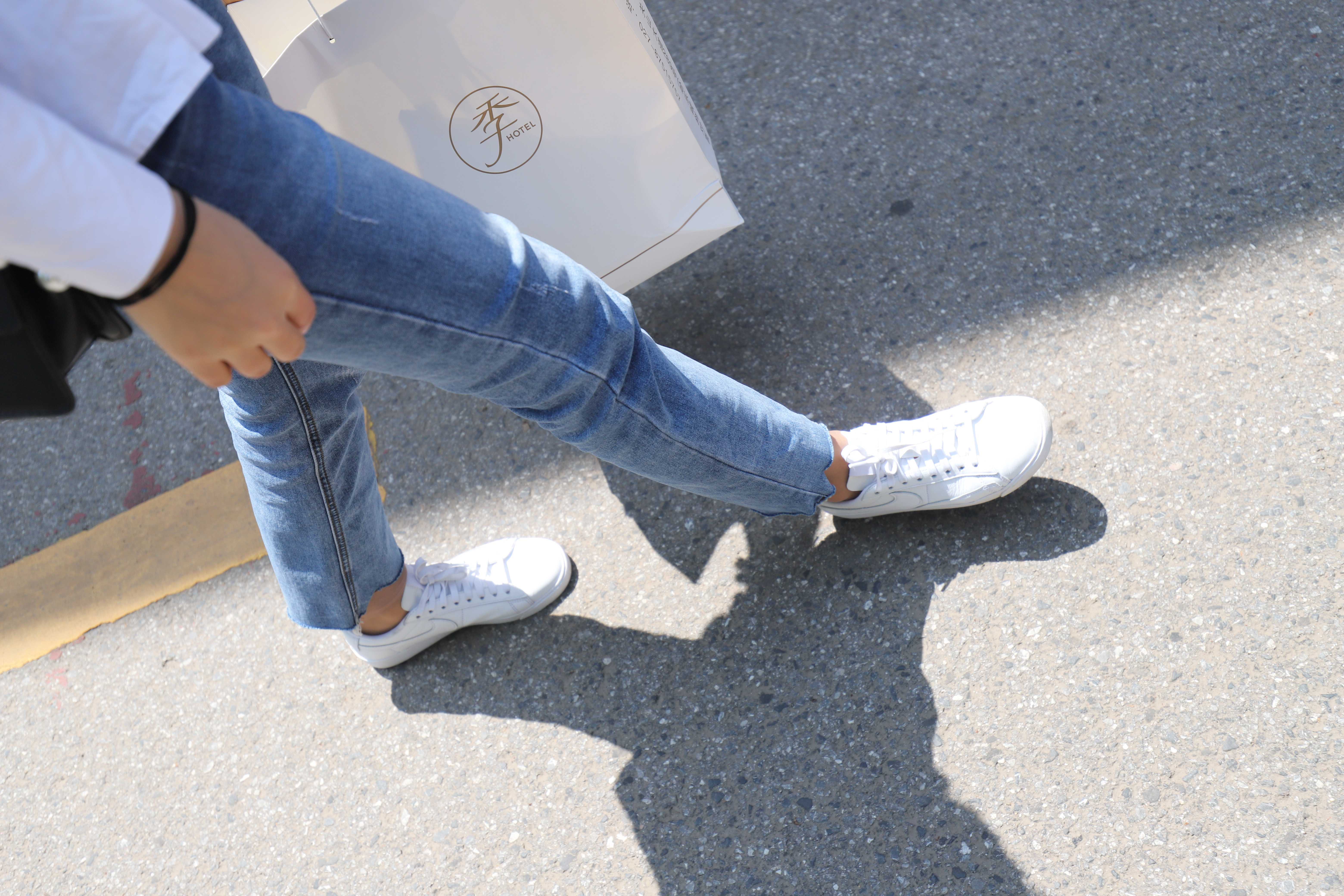 《公园阶梯板鞋丝袜脚》作品图