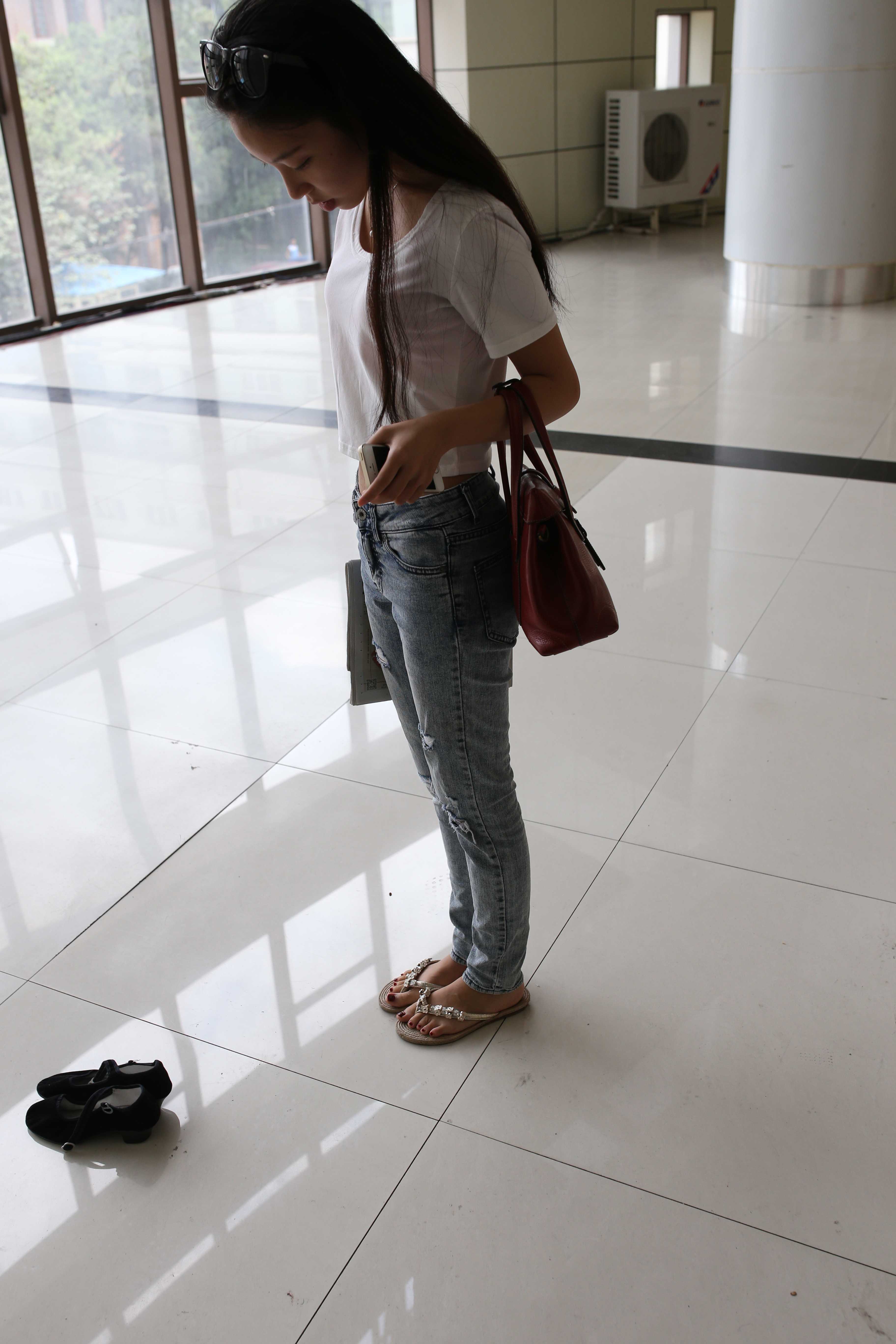 《小低个牛仔妹裸足脚》作品图