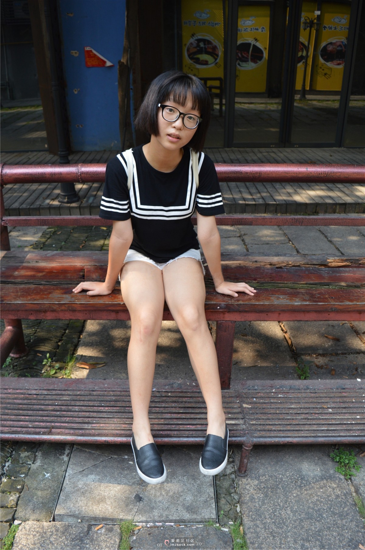 《嫩脚乖巧中学生》作品图