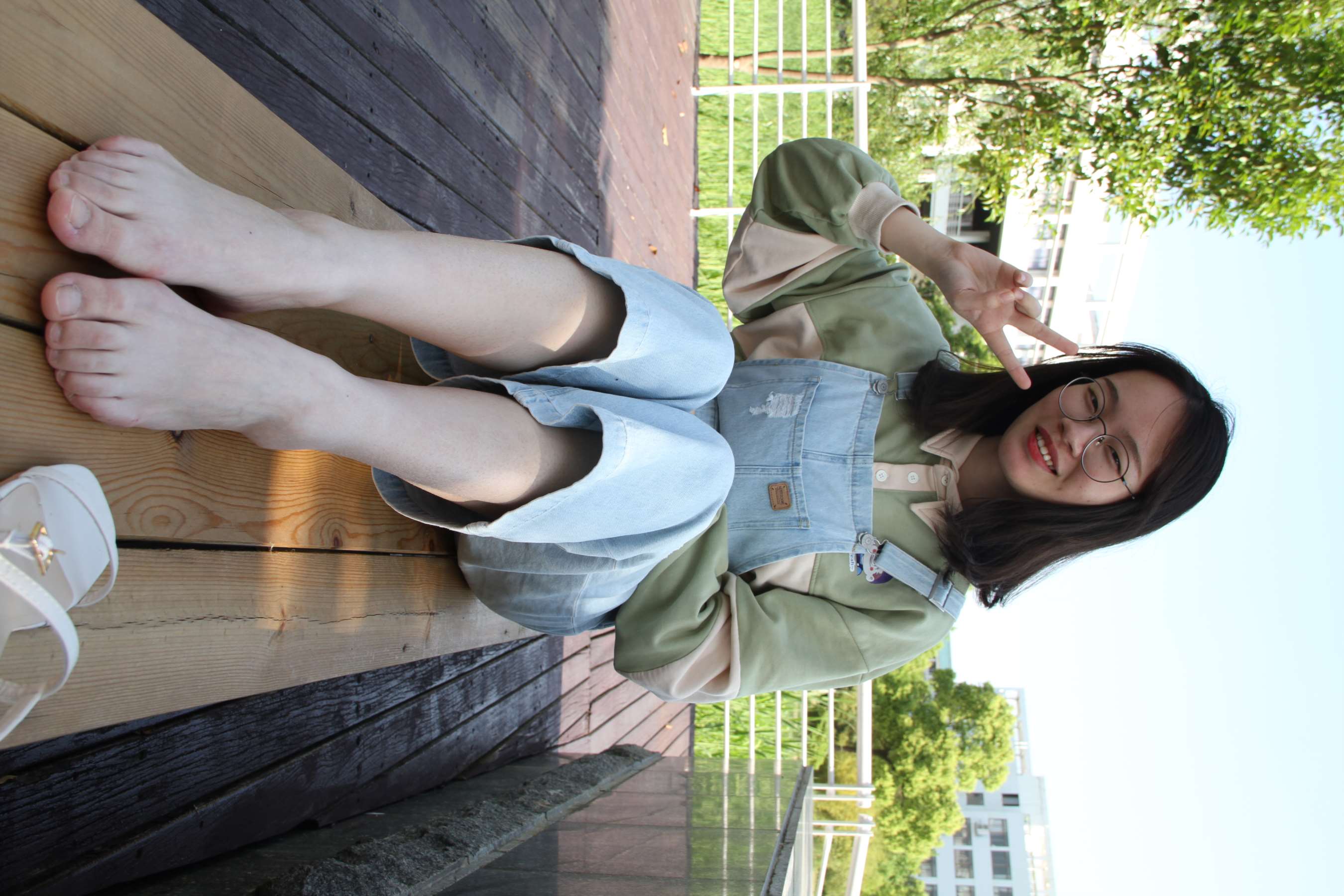 《眼镜小师妹校园展赤足》作品图