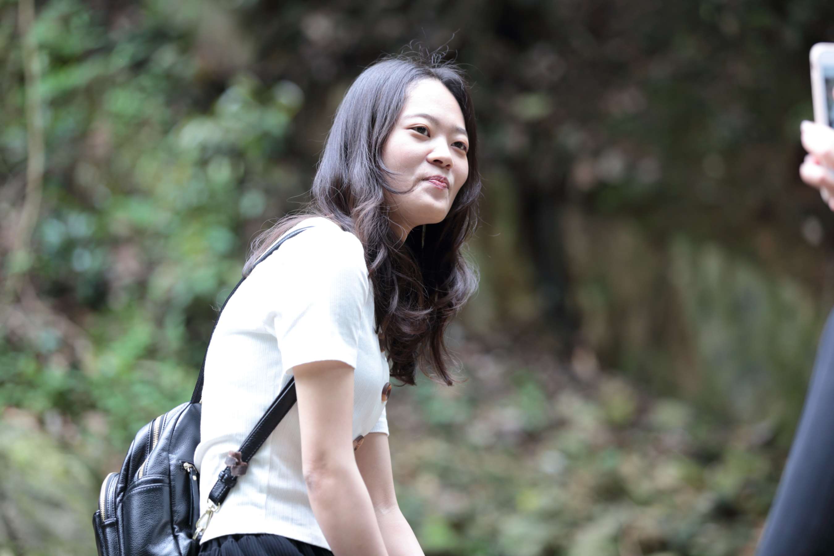 《两大学生 脱掉鞋露出玉足》作品图