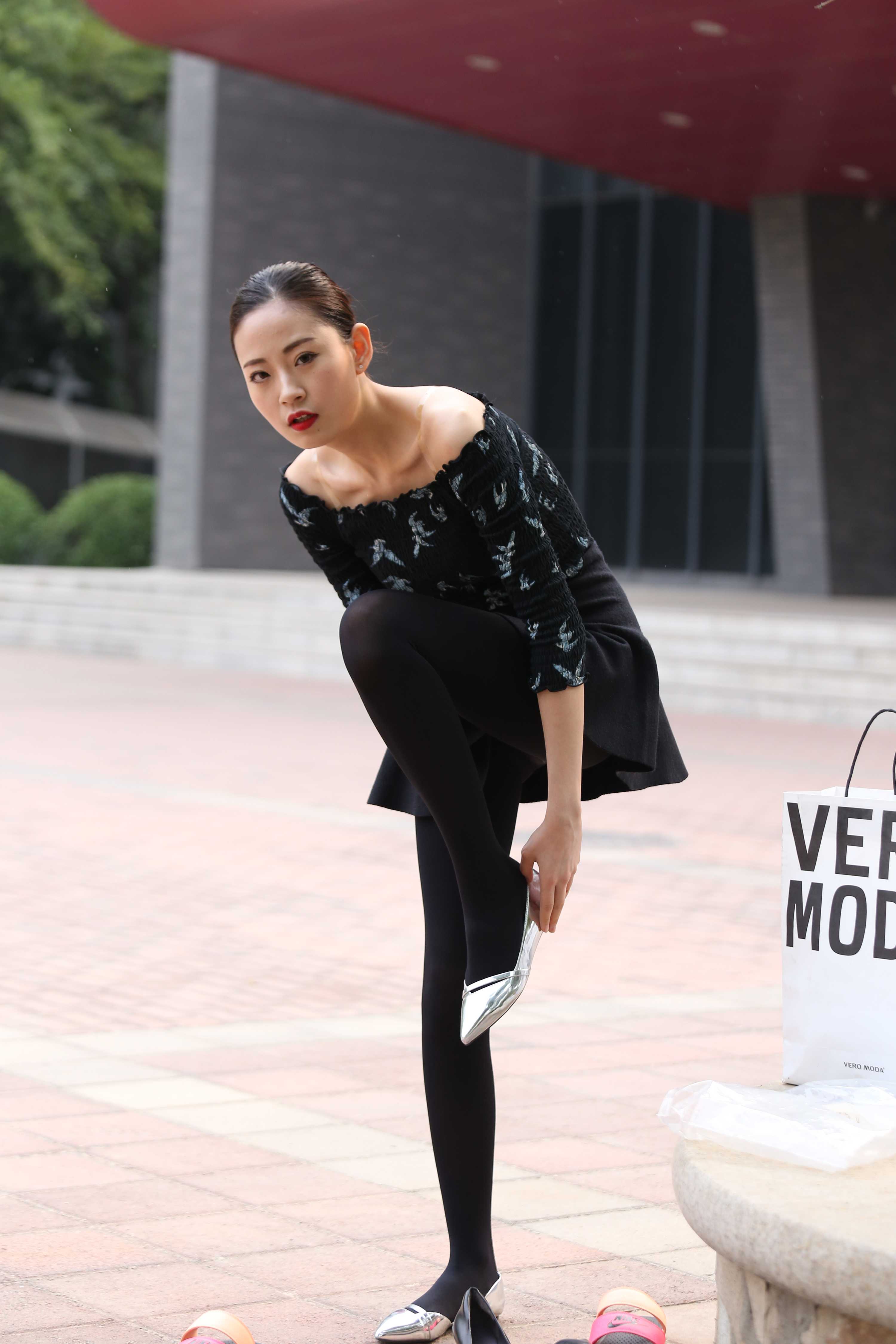 《学院小姐姐长丝脚上+一部视频》作品图