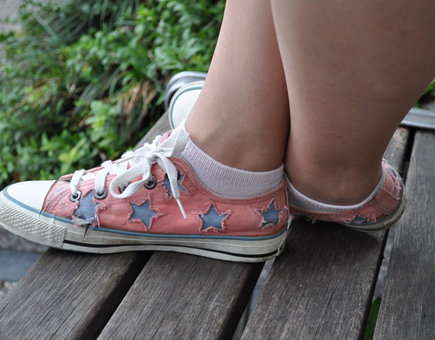 《公园里脏脏的白棉袜脚》作品图