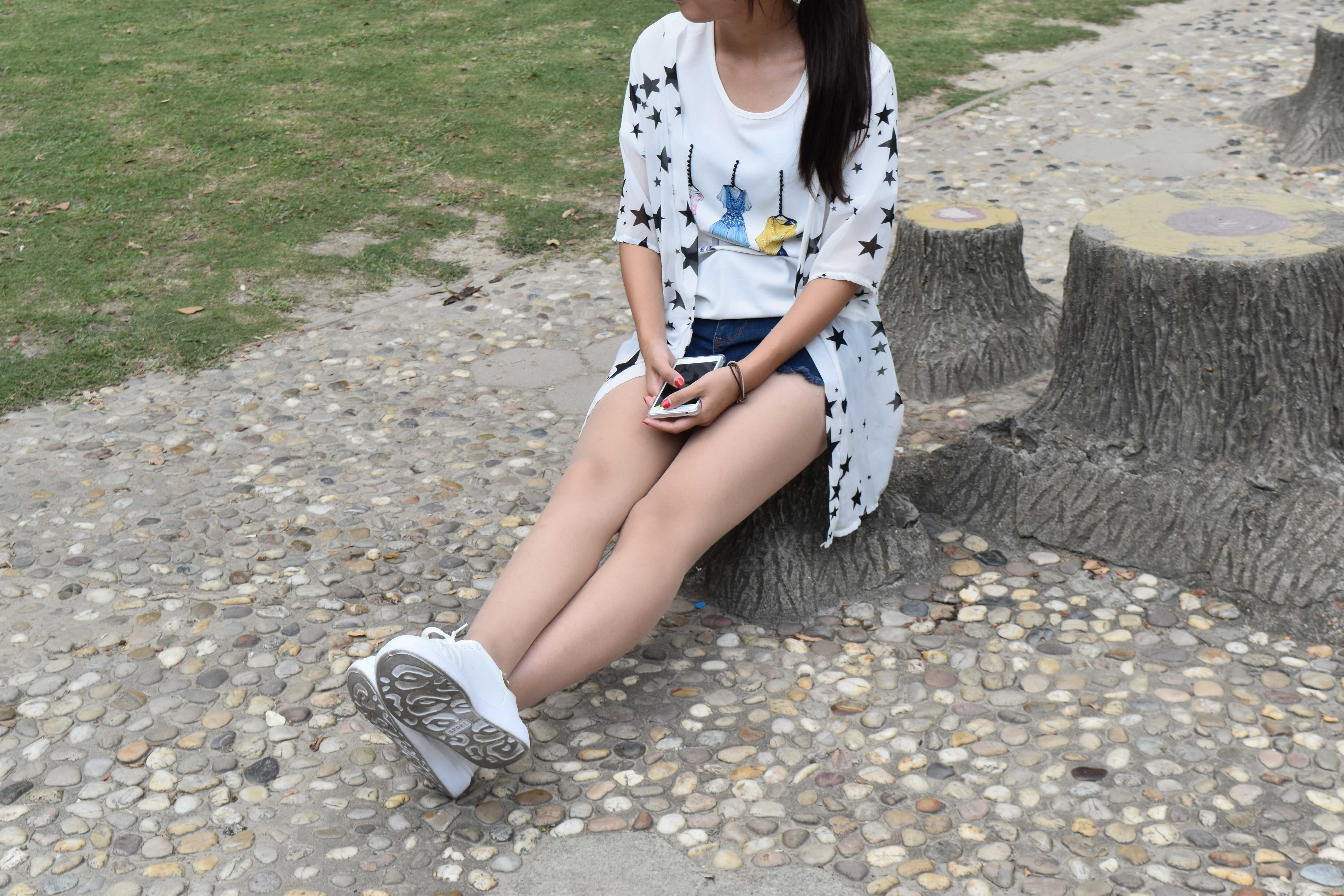 《大一学妹肉丝公园约拍》作品图