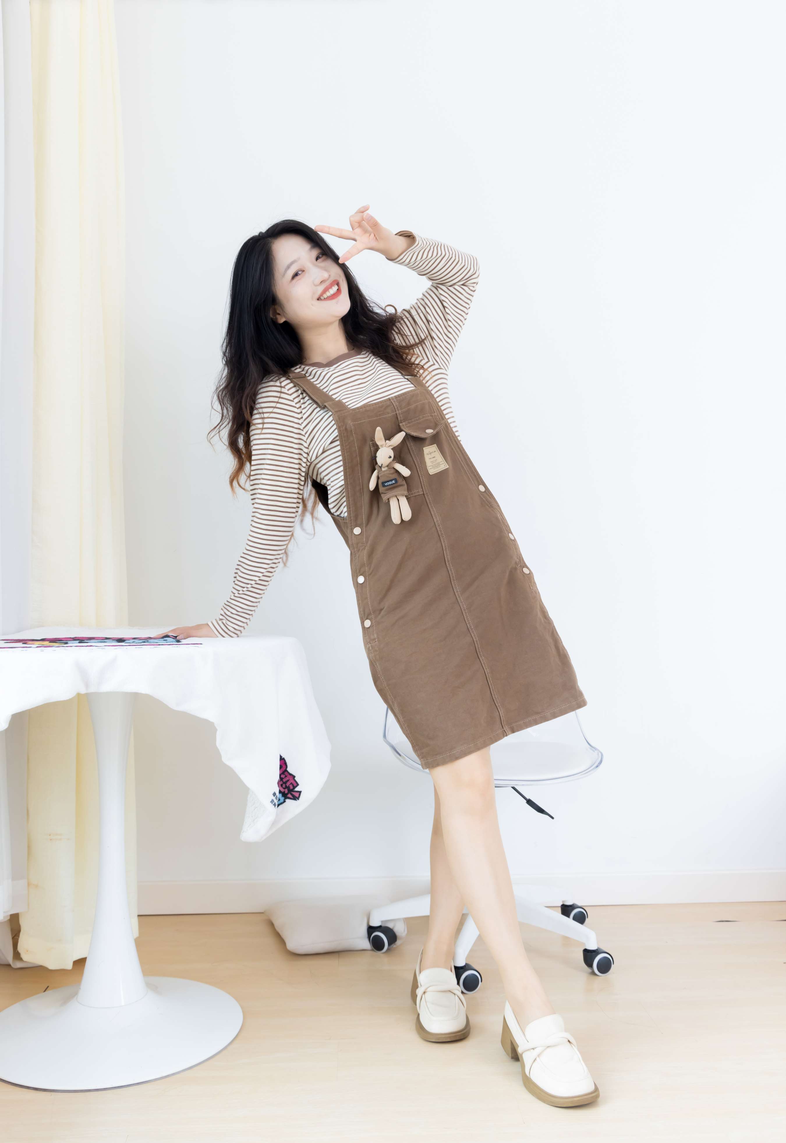 《小紫-皮鞋、薄肉丝大腿袜》作品图