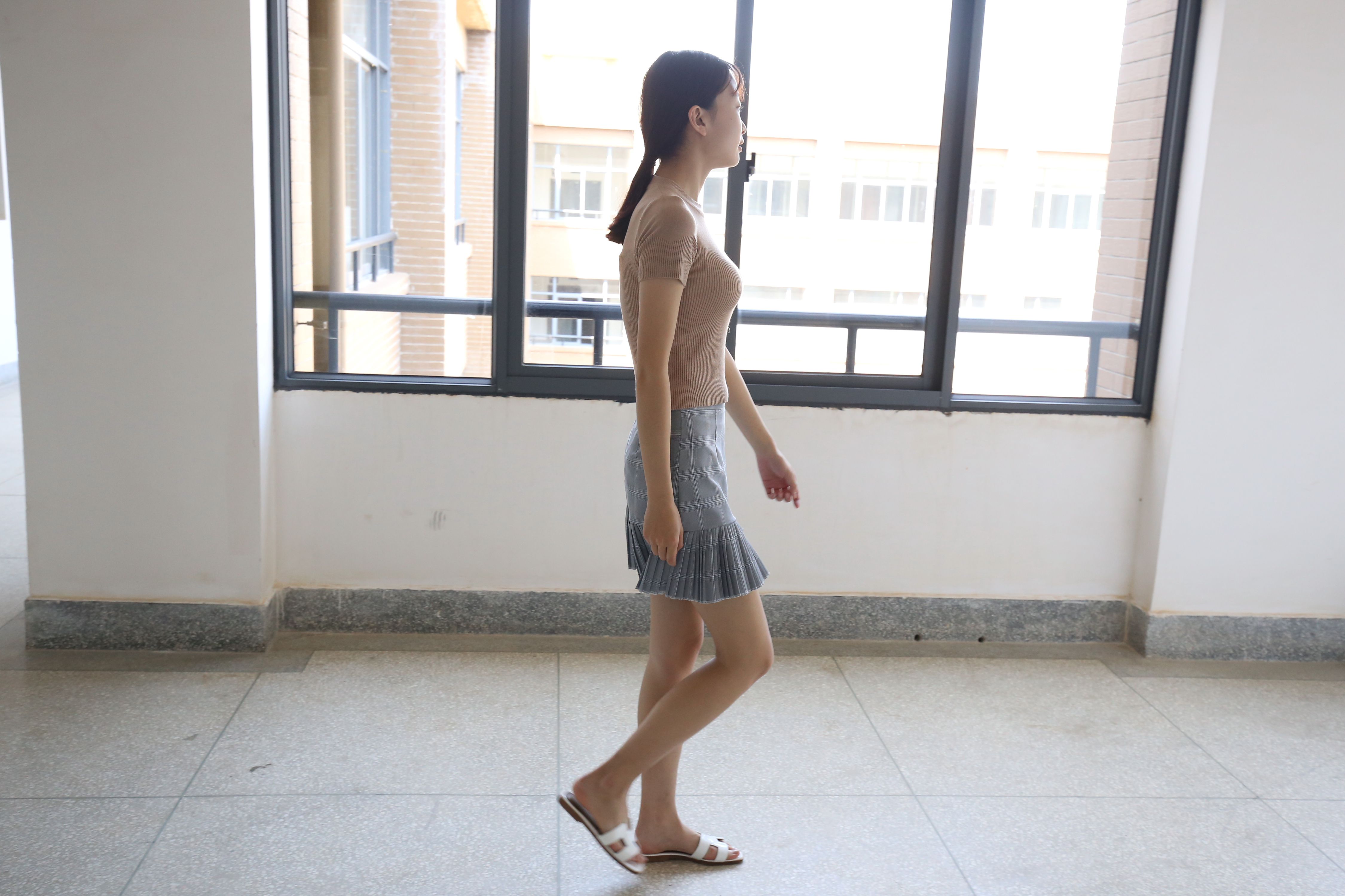 《教学楼里的裸足女生+视频一部》作品图