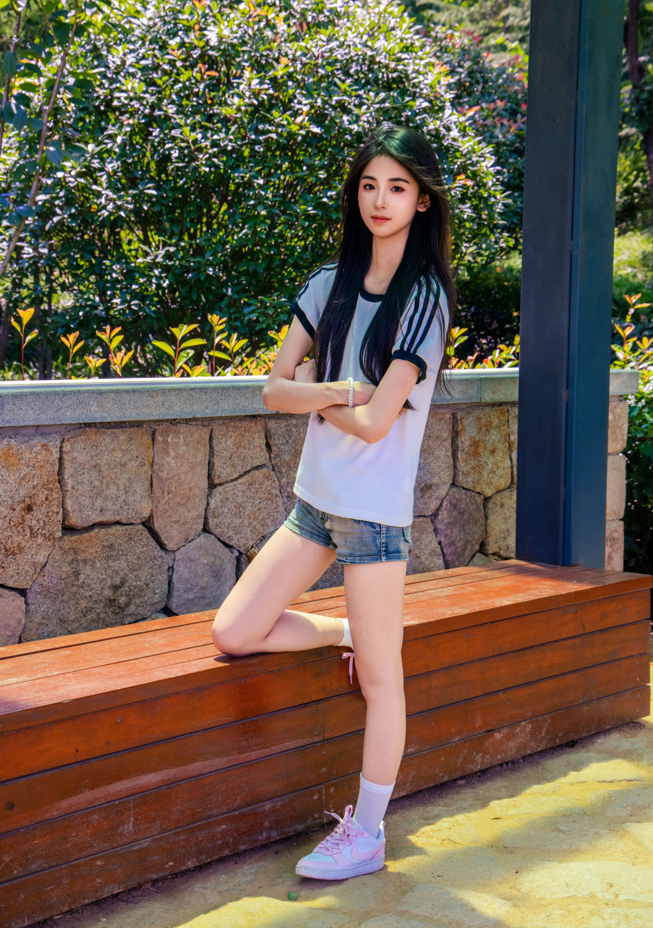 《小瑶 板鞋の棉袜美脚》作品图