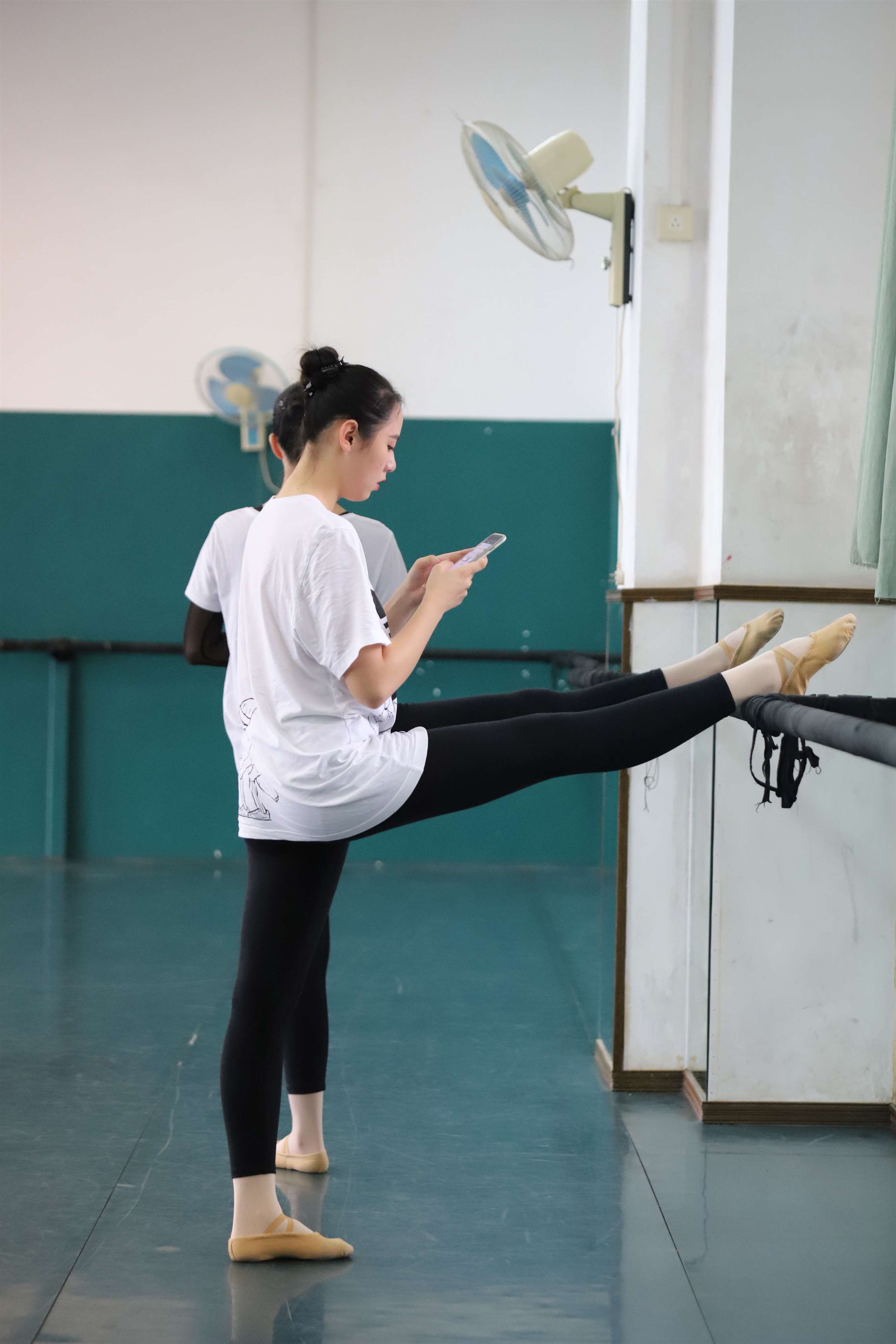 《和闺蜜一起练舞上【套图+视频4个】》作品图