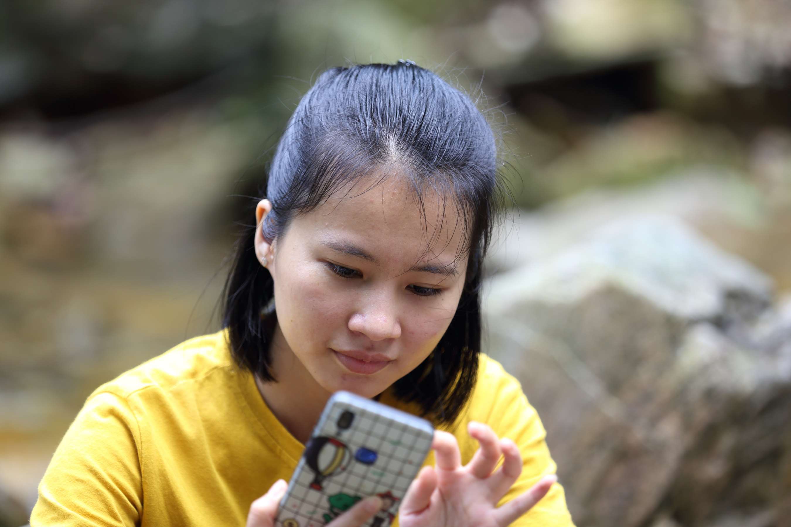 《两清纯美女生脱鞋袜露性感美脚》作品图
