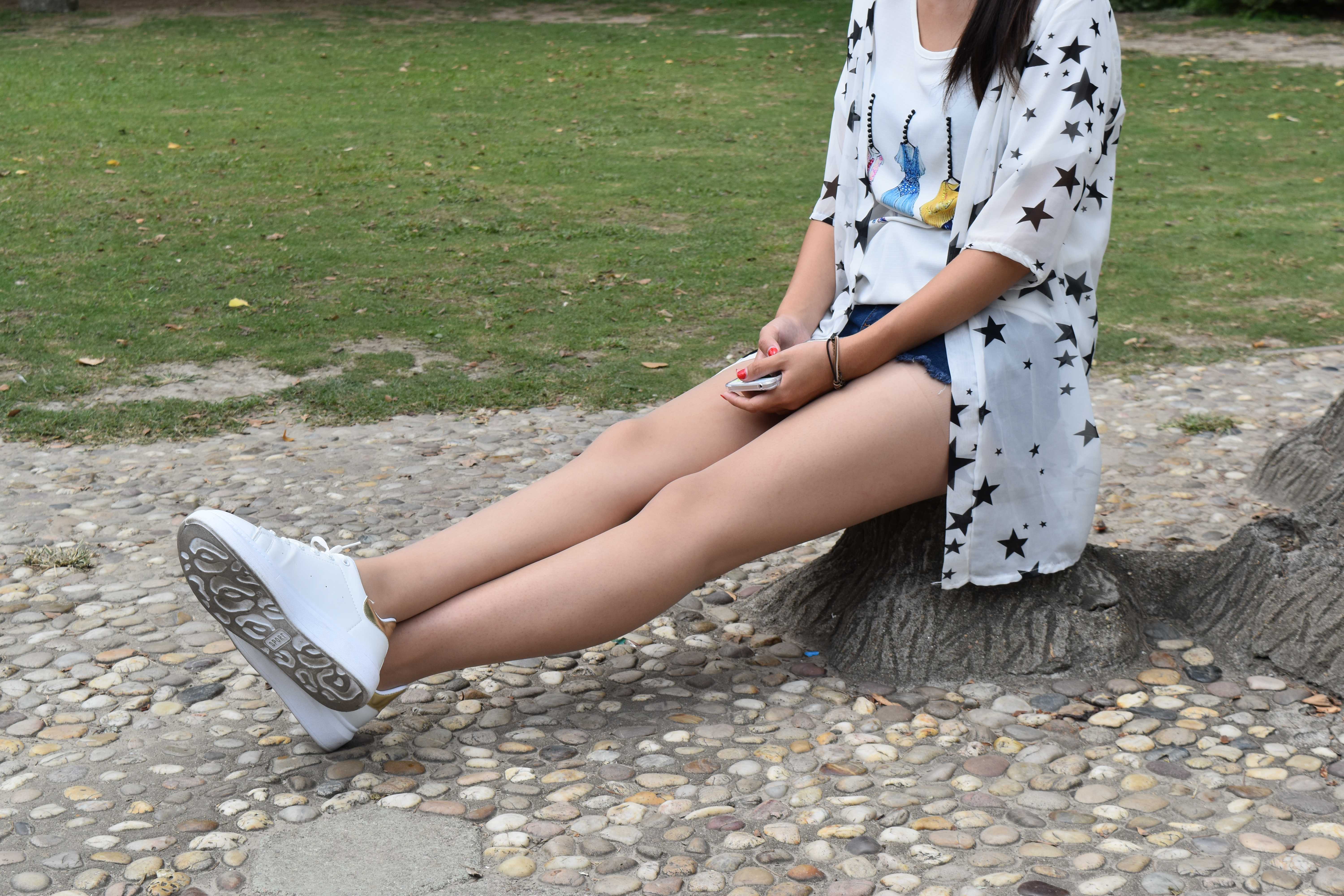 《大一学妹肉丝公园约拍》作品图