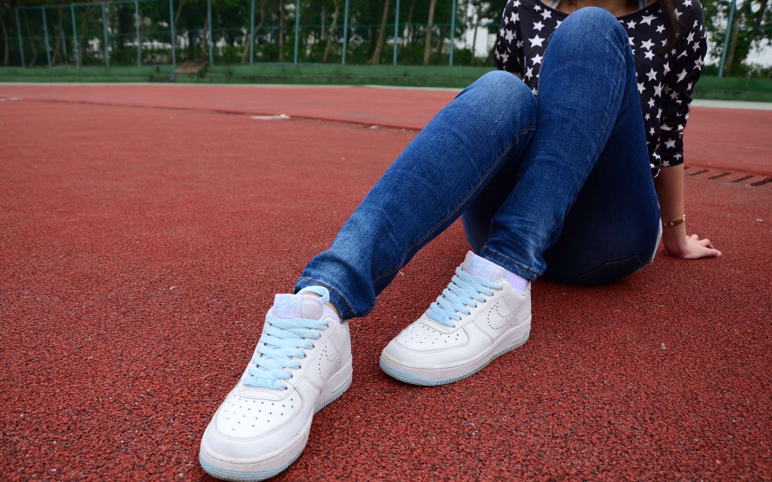 《操场牛仔板鞋の棉袜脚》作品图